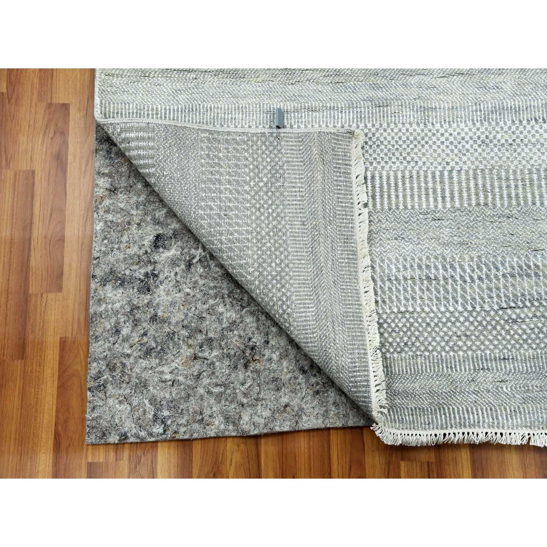 Annodato a mano Tappeto orientale grigio in lana e seta annodato a mano con disegno di erba e trama più fitta, tono su tono. in vendita