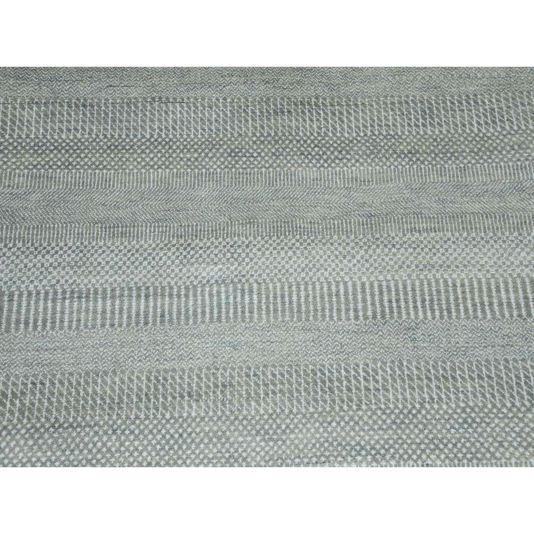 Tappeto orientale grigio in lana e seta annodato a mano con disegno di erba e trama più fitta, tono su tono. in vendita 1