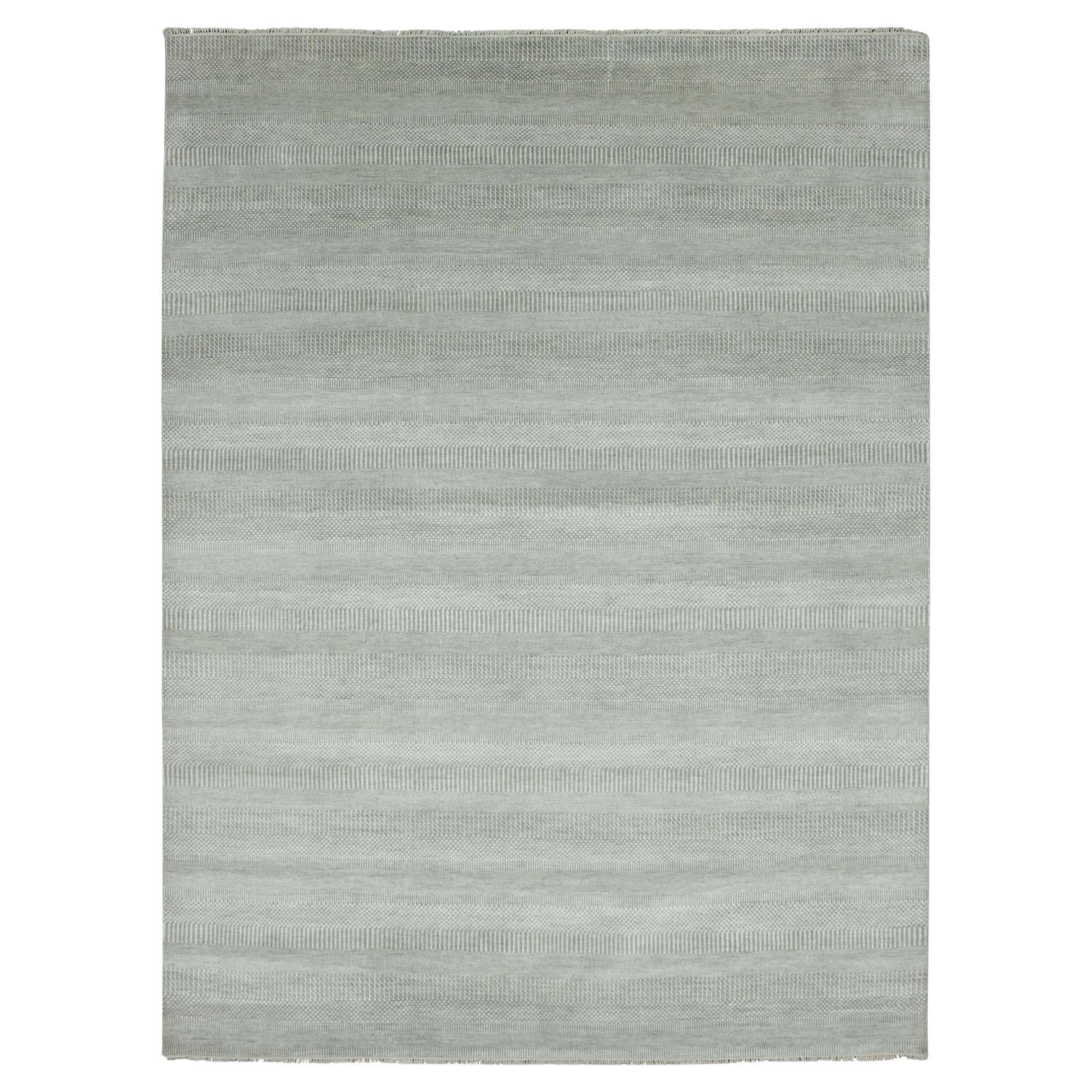 Alfombra oriental gris de lana y seda anudada a mano con diseño de hierba y trama más densa tono sobre tono
