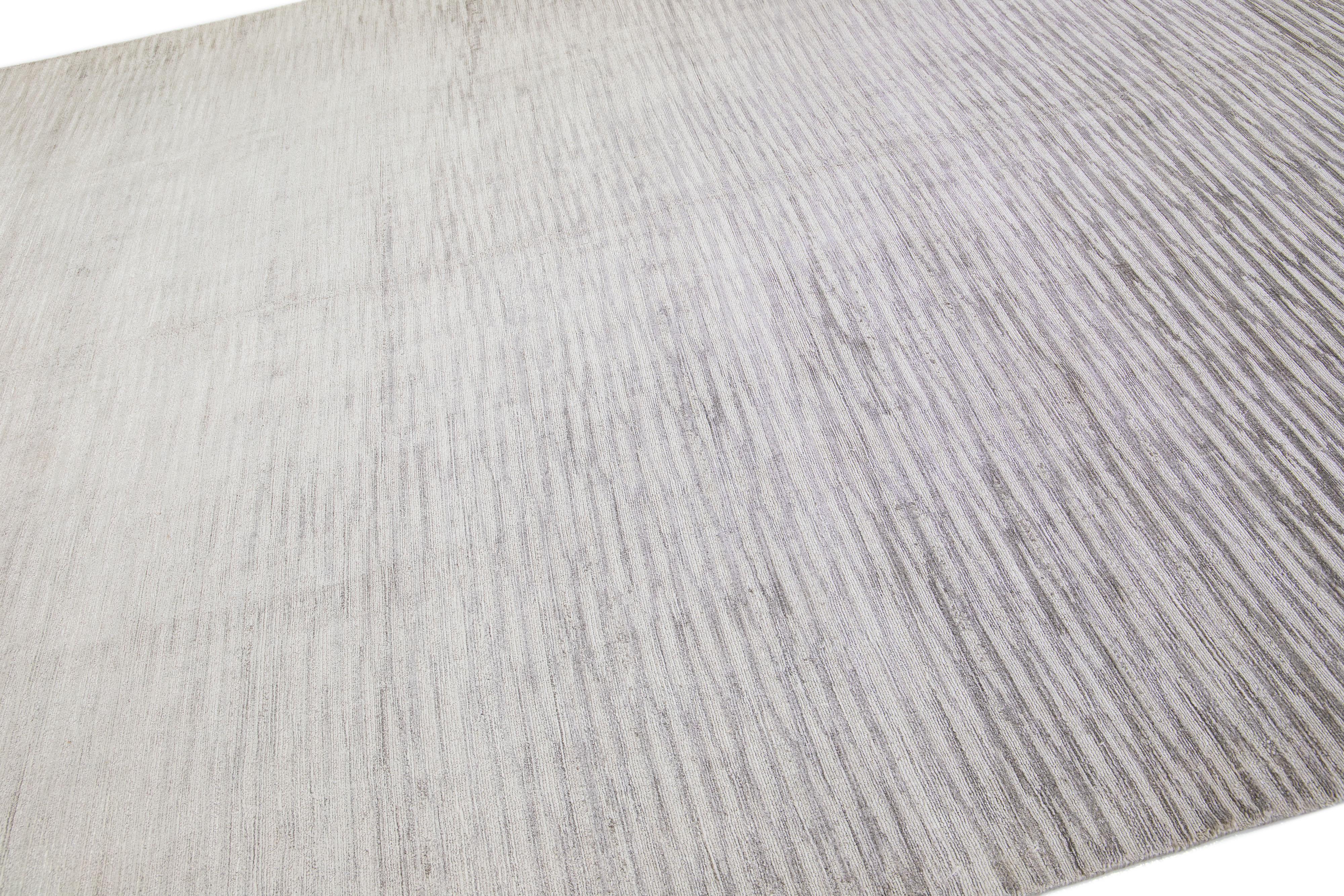 Grauer Teppich aus Wolle und Seide, handgefertigt mit abstraktem Muster (Moderne) im Angebot