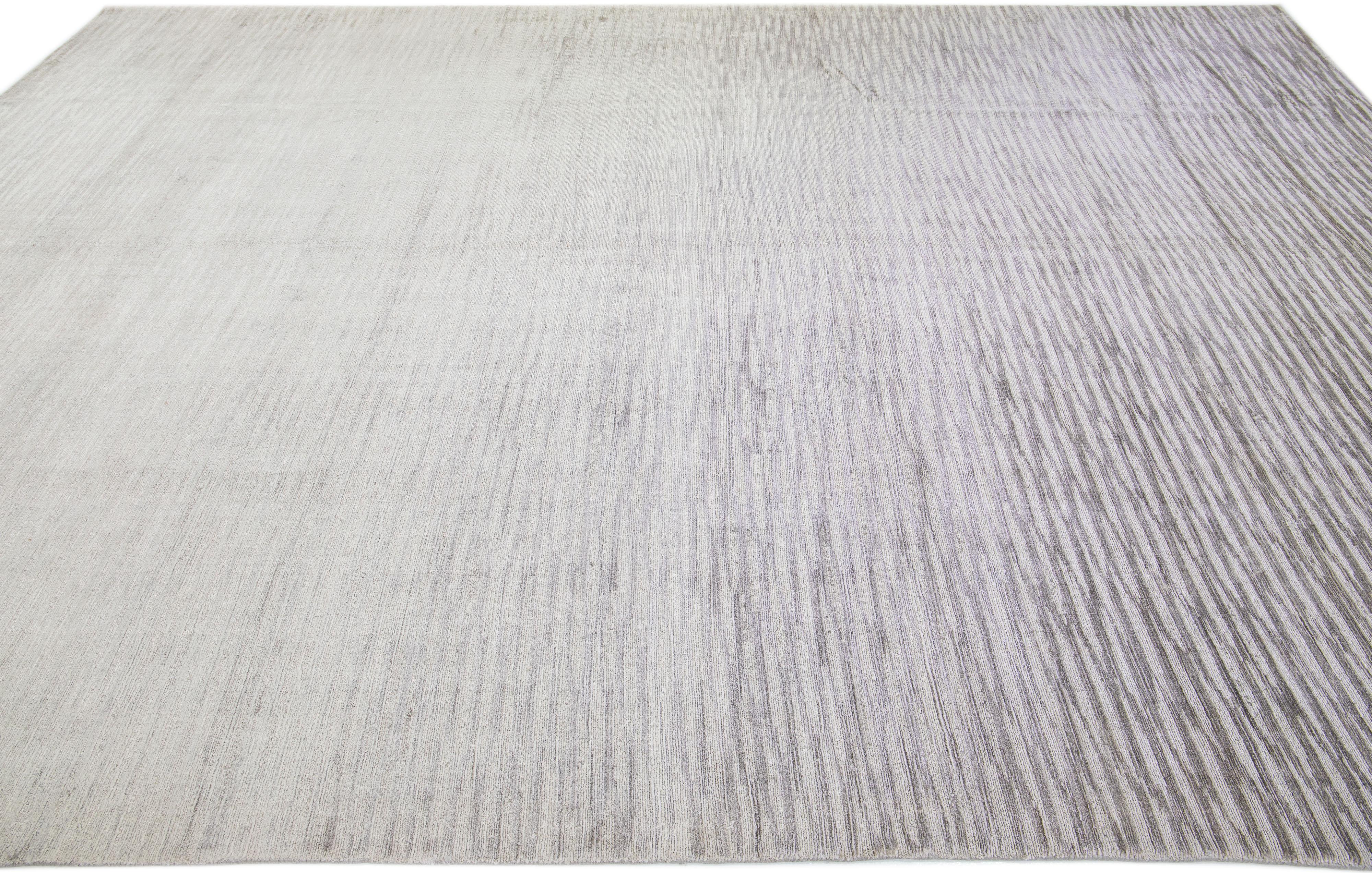 Grauer Teppich aus Wolle und Seide, handgefertigt mit abstraktem Muster (Indisch) im Angebot
