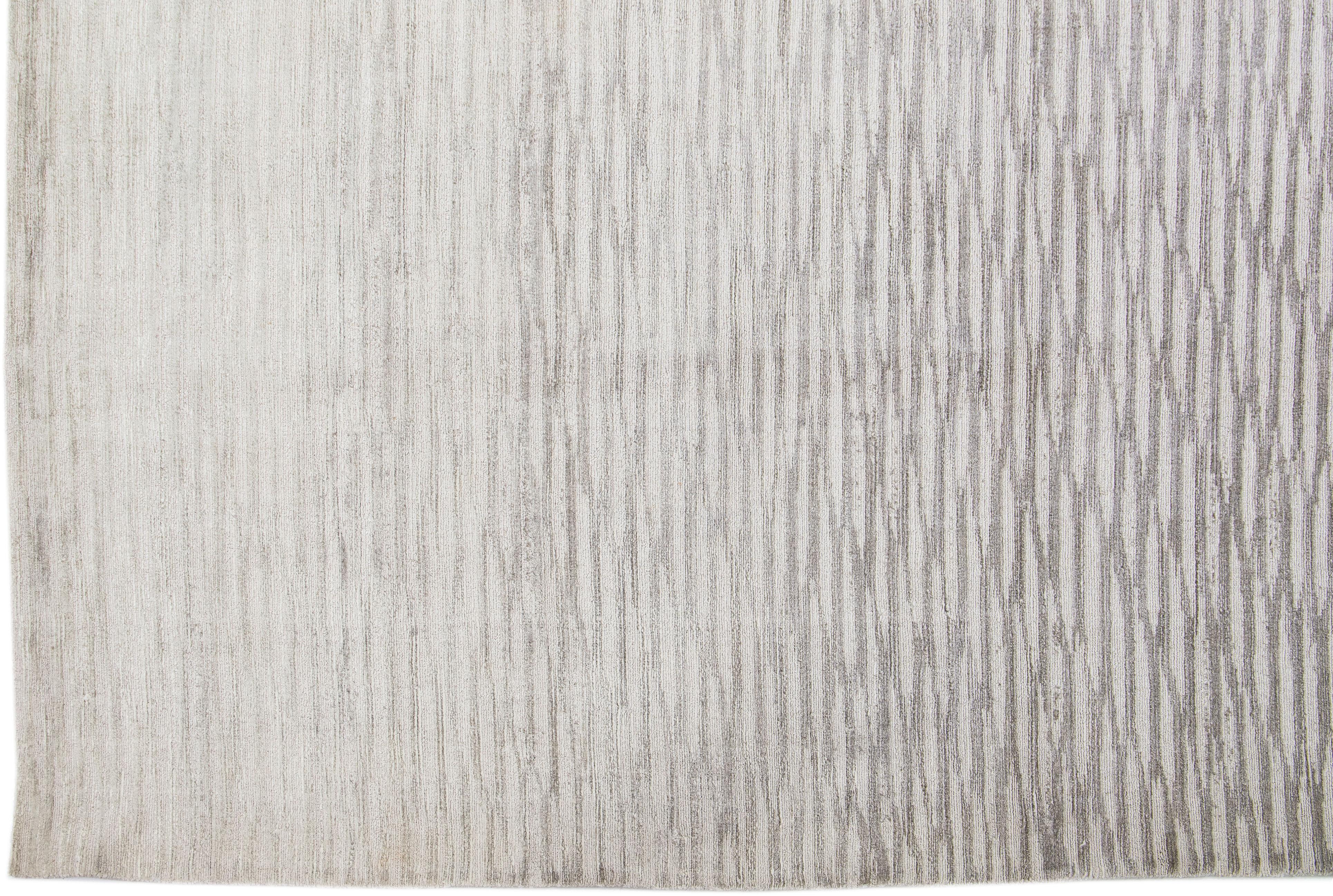 Grauer Teppich aus Wolle und Seide, handgefertigt mit abstraktem Muster (Handgeknüpft) im Angebot
