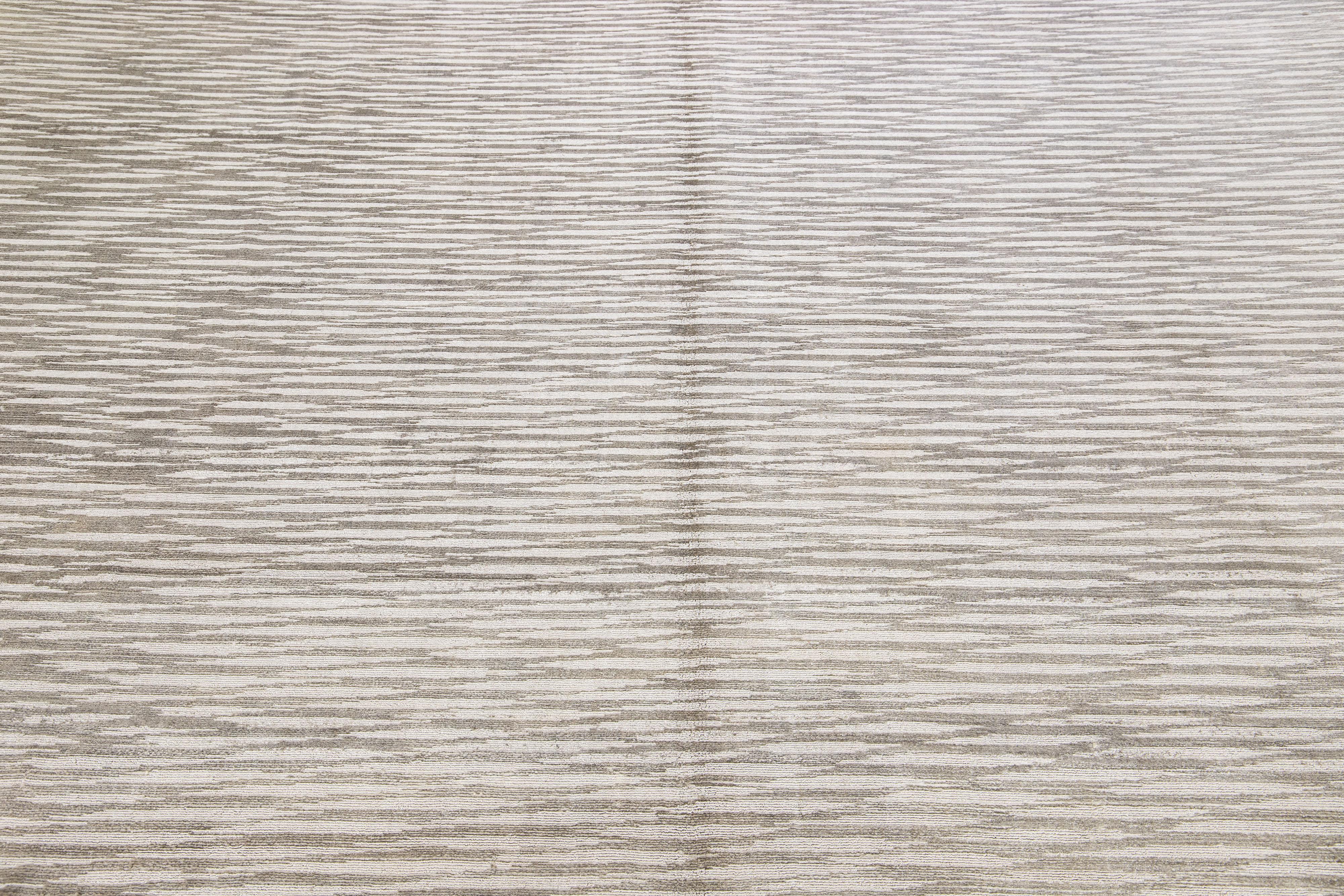 Grauer Teppich aus Wolle und Seide, handgefertigt mit abstraktem Muster im Zustand „Neu“ im Angebot in Norwalk, CT