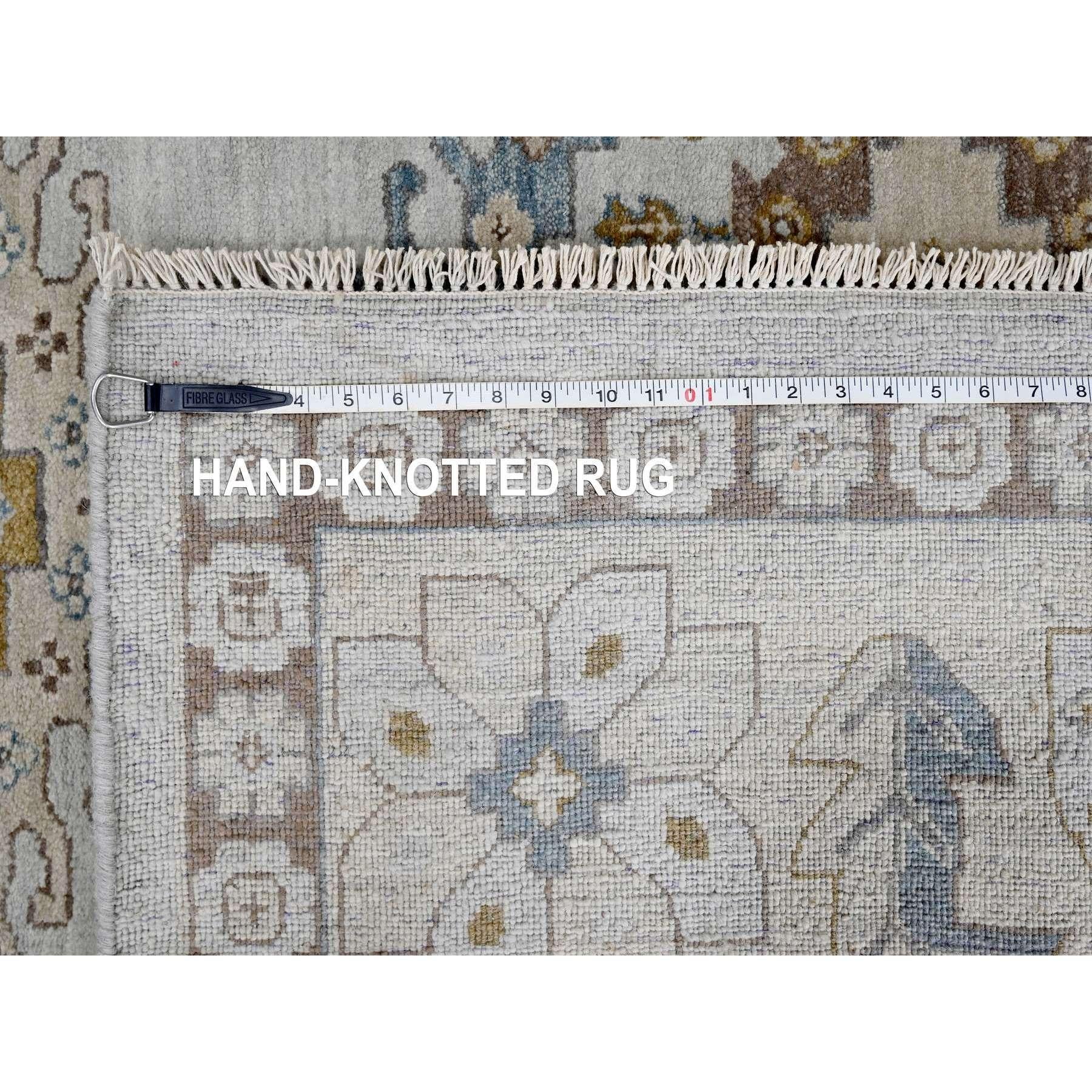 Grauer handgeknüpfter quadratischer Zoroastrian Village-Teppich aus Wolle in geometrischem Design 10'x10' im Angebot 4