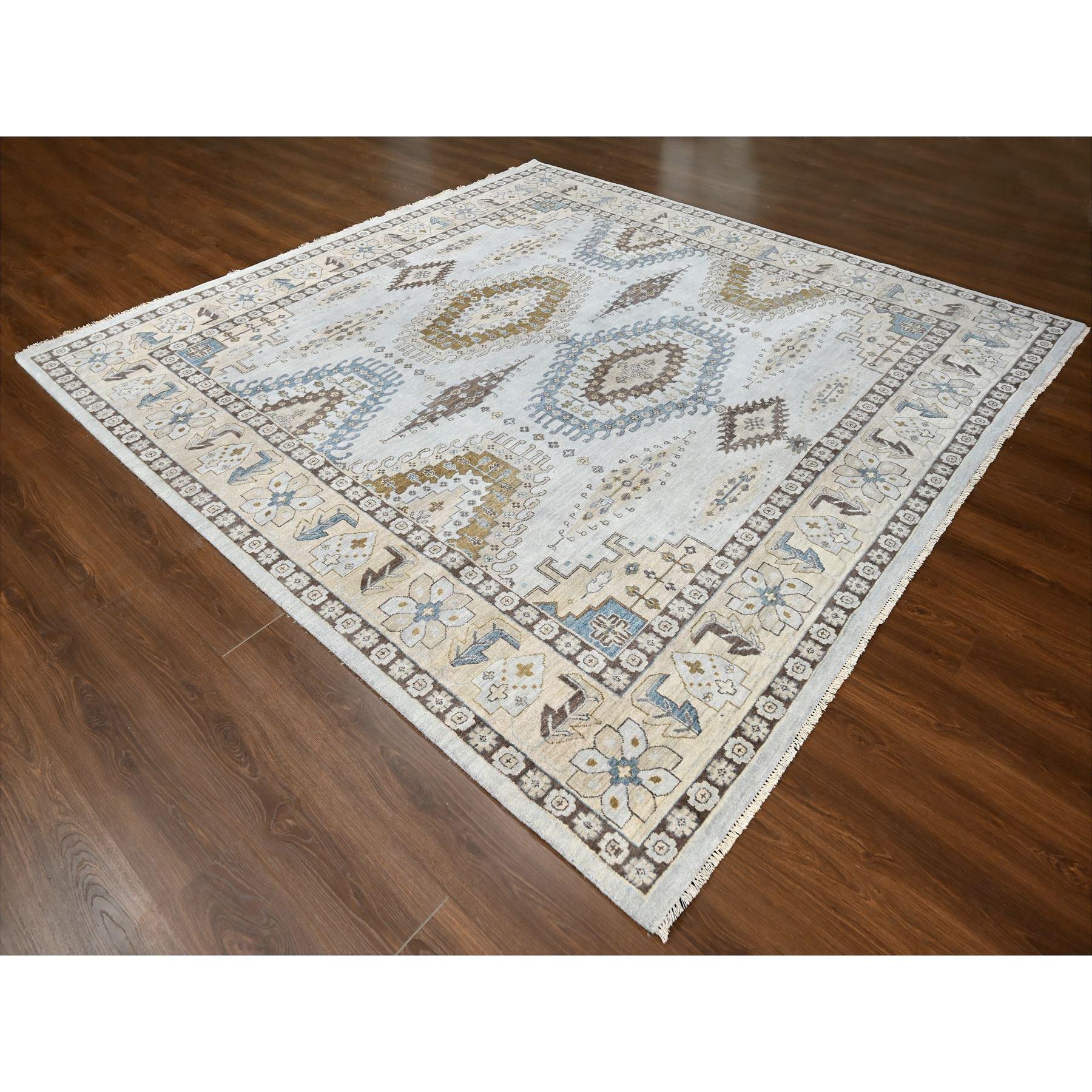 Grauer handgeknüpfter quadratischer Zoroastrian Village-Teppich aus Wolle in geometrischem Design 10'x10' (Stammeskunst) im Angebot