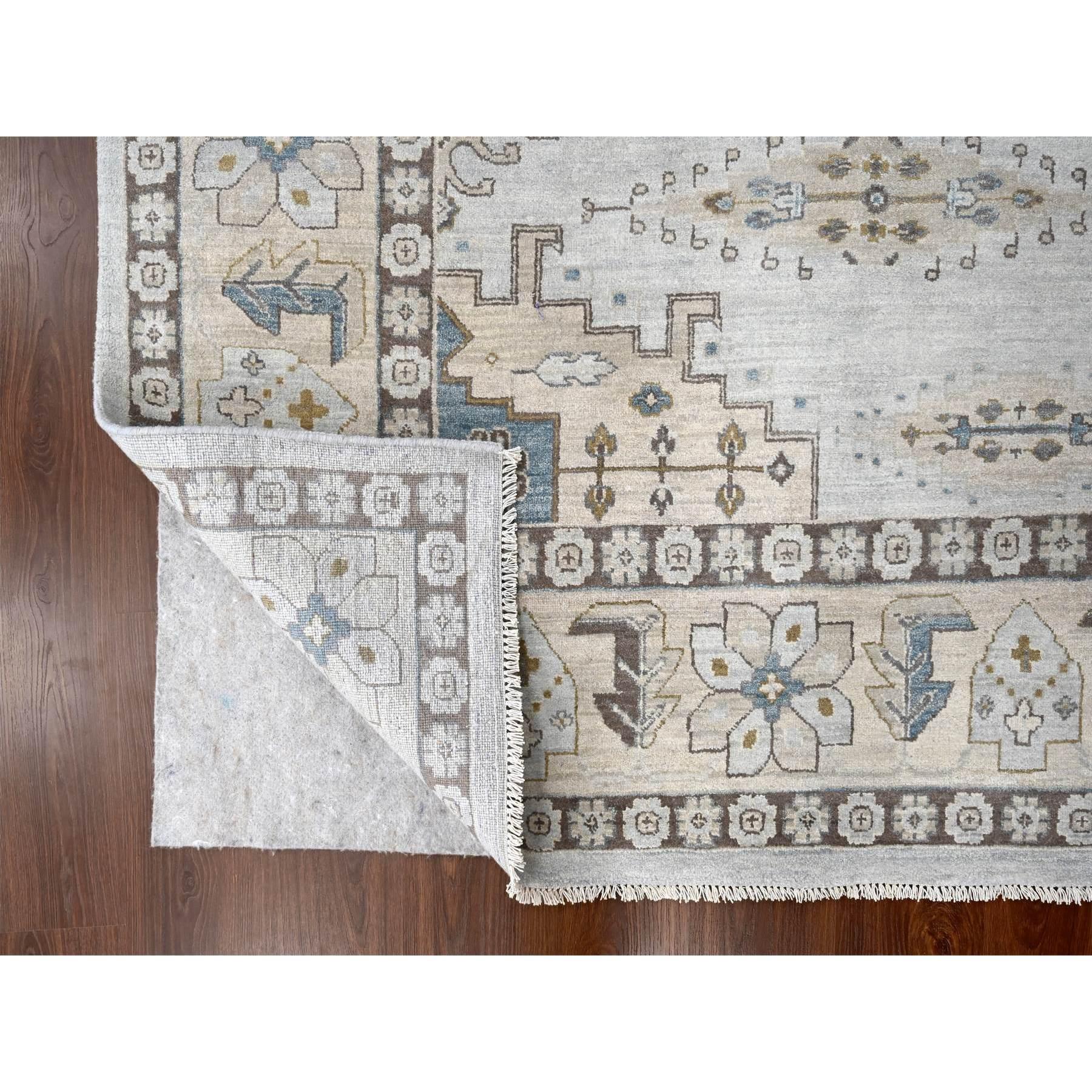 Grauer handgeknüpfter quadratischer Zoroastrian Village-Teppich aus Wolle in geometrischem Design 10'x10' (Indisch) im Angebot