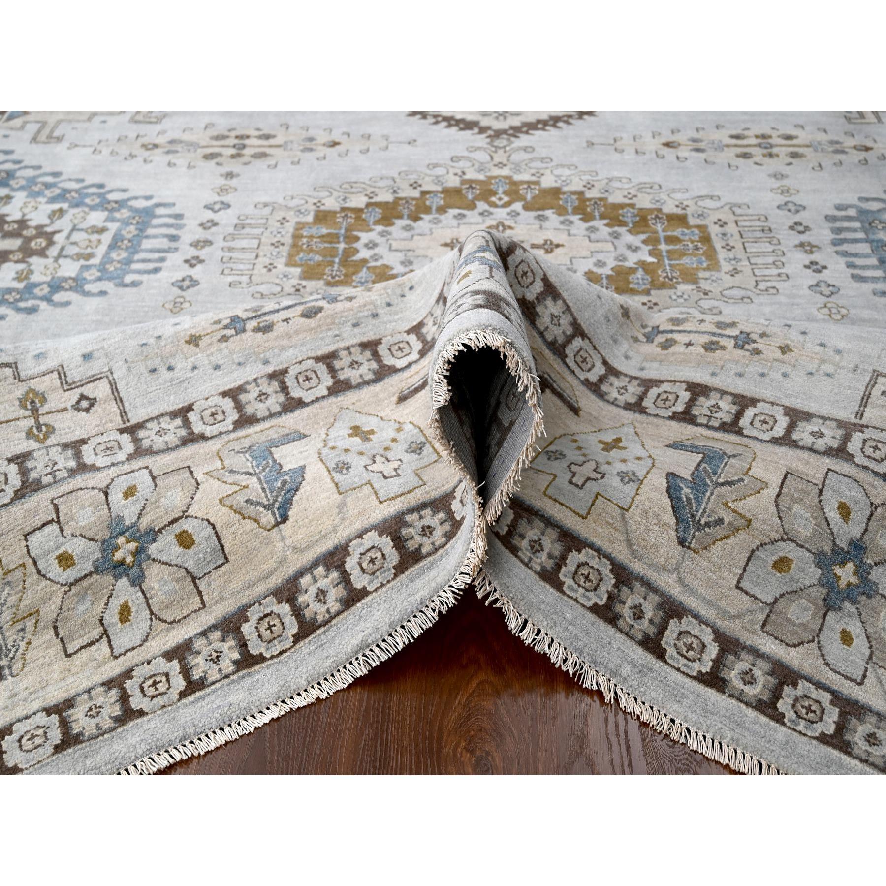Grauer handgeknüpfter quadratischer Zoroastrian Village-Teppich aus Wolle in geometrischem Design 10'x10' (Handgeknüpft) im Angebot