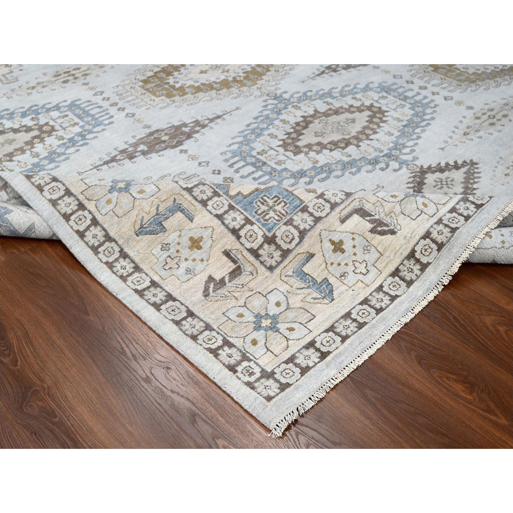 Grauer handgeknüpfter quadratischer Zoroastrian Village-Teppich aus Wolle in geometrischem Design 10'x10' im Zustand „Neu“ im Angebot in Carlstadt, NJ
