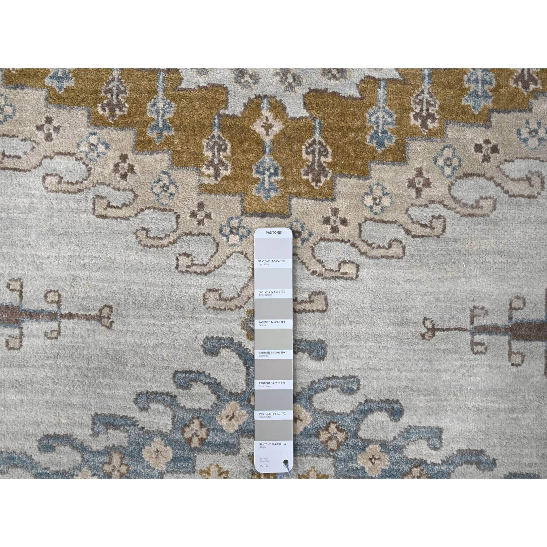 Grauer handgeknüpfter quadratischer Zoroastrian Village-Teppich aus Wolle in geometrischem Design 10'x10' (21. Jahrhundert und zeitgenössisch) im Angebot