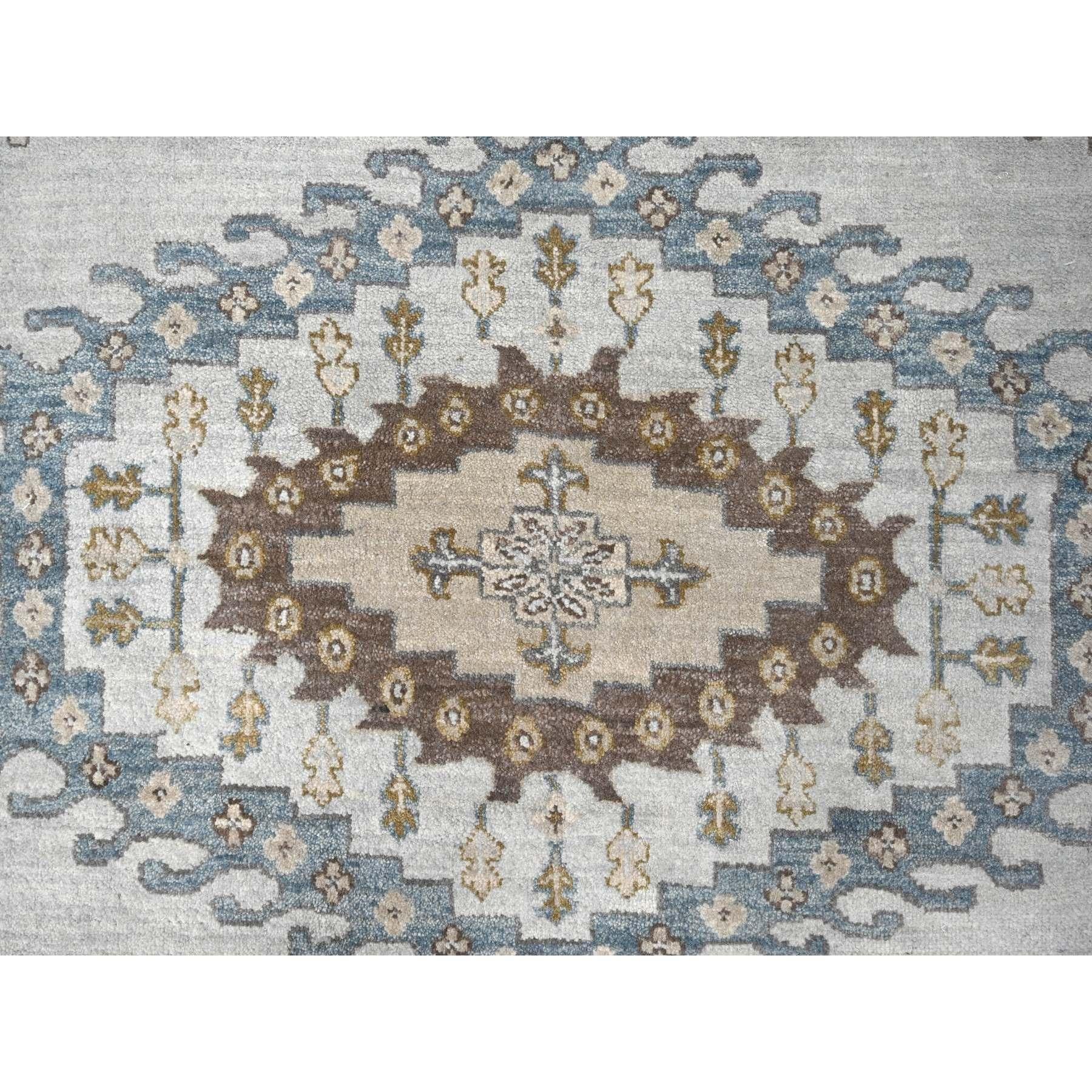 Grauer handgeknüpfter quadratischer Zoroastrian Village-Teppich aus Wolle in geometrischem Design 10'x10' im Angebot 1