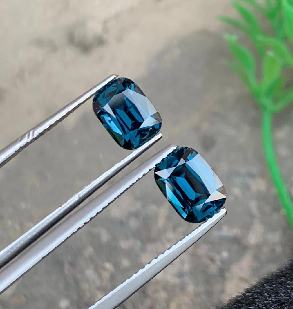 Contemporaneo Coppia di Spinello Blu Grigiastro 3,75 Ct Taglio Cuscino Gemme Naturali Sciolte - Orecchini in vendita