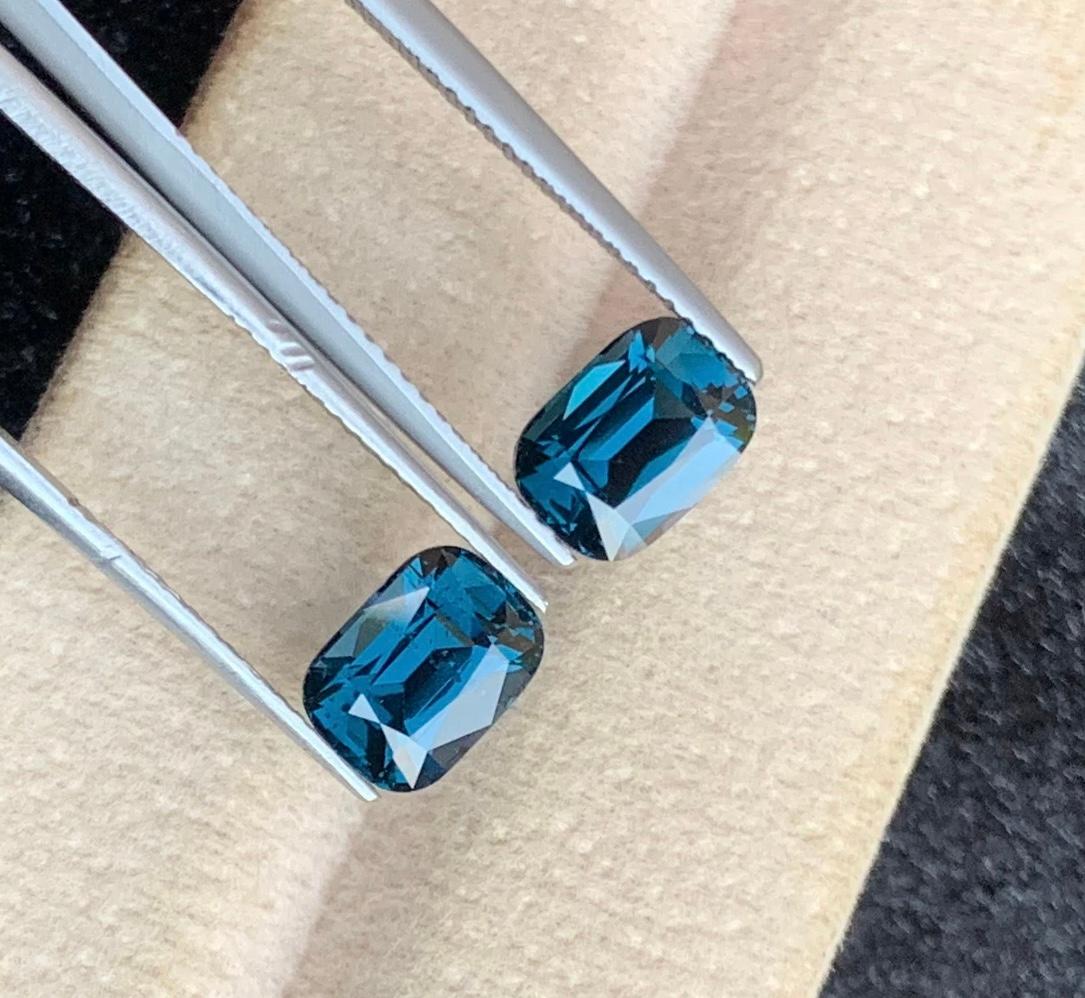 da uomo o donna Coppia di Spinello Blu Grigiastro 3,75 Ct Taglio Cuscino Gemme Naturali Sciolte - Orecchini in vendita