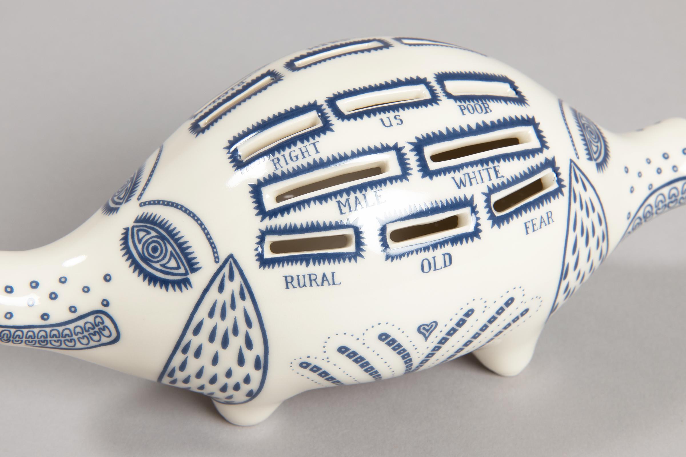Grayson Perry, Piggy Bank – Keramik Spardose mit Schweinsledermotiv, britische Kunst 1