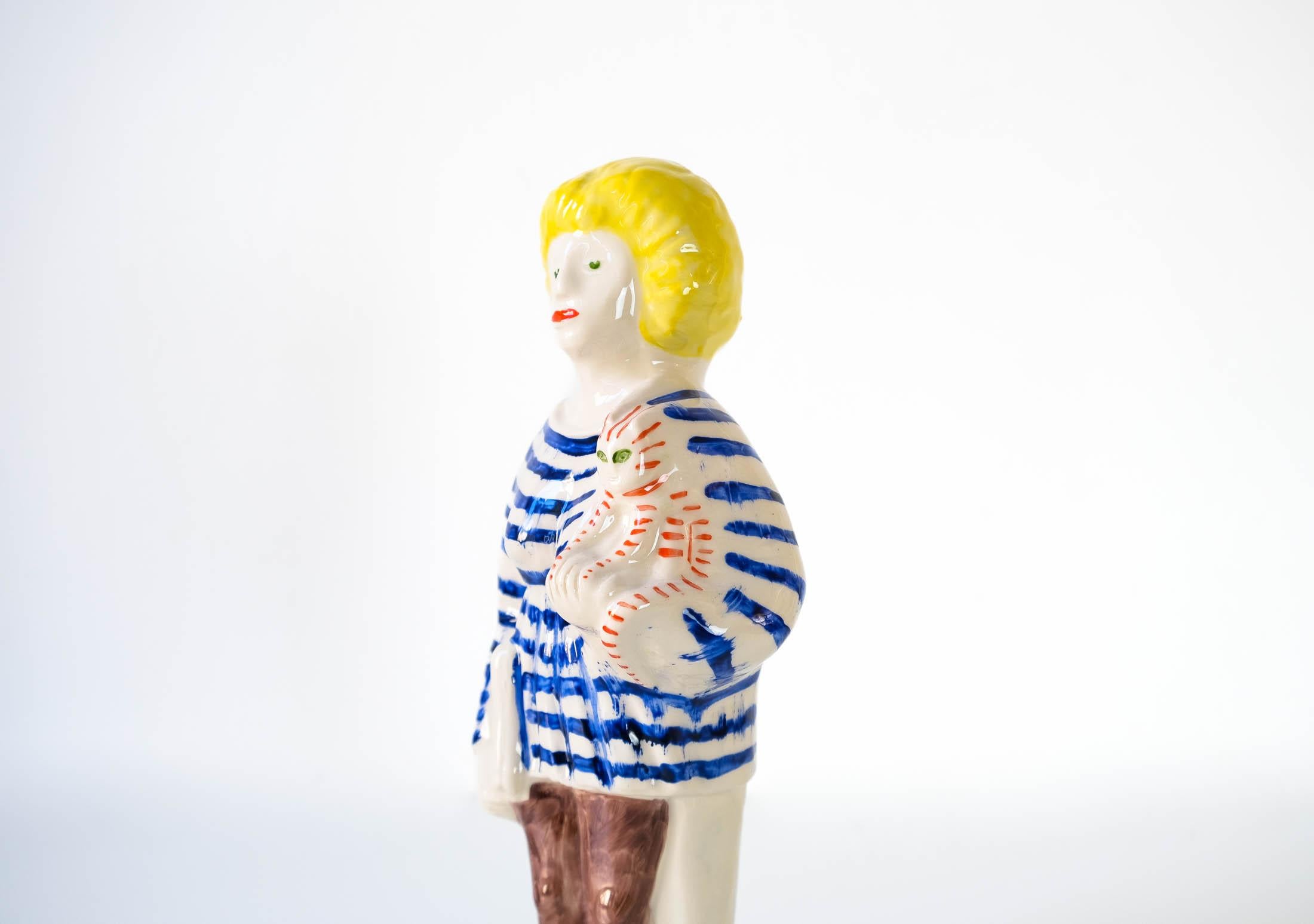 Grayson Perry, „Home Worker“, Staffordshire-Figur, „Design 4“, 2021 (Keramik) im Angebot