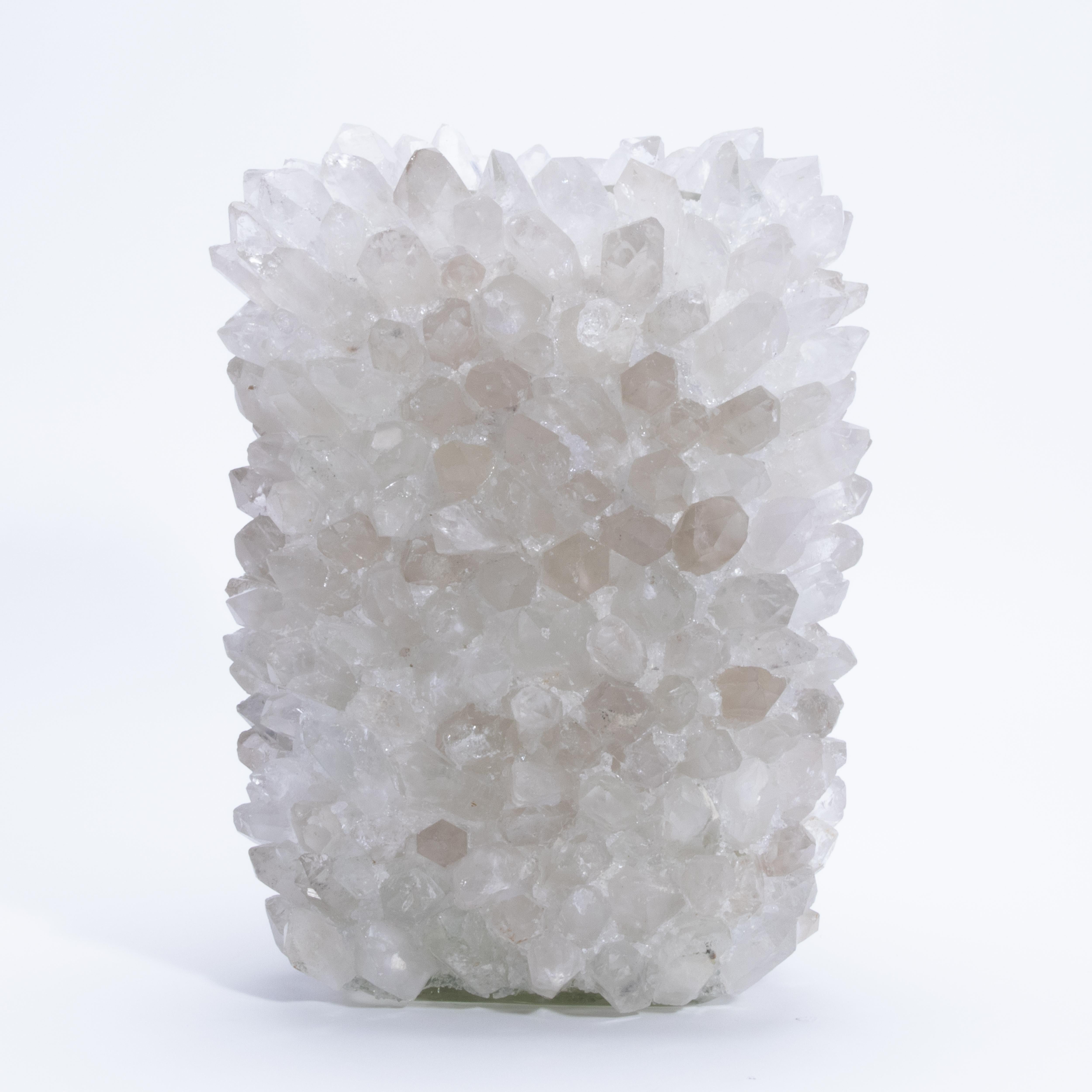 Scultura radiosa di geometria organica, il vaso Grayson di Kathryn McCoy è un capolavoro di bellezza elementare, progettato per evocare la poesia grezza della natura nella sua forma più pura. Interamente realizzato a mano, questo vaso scultoreo è