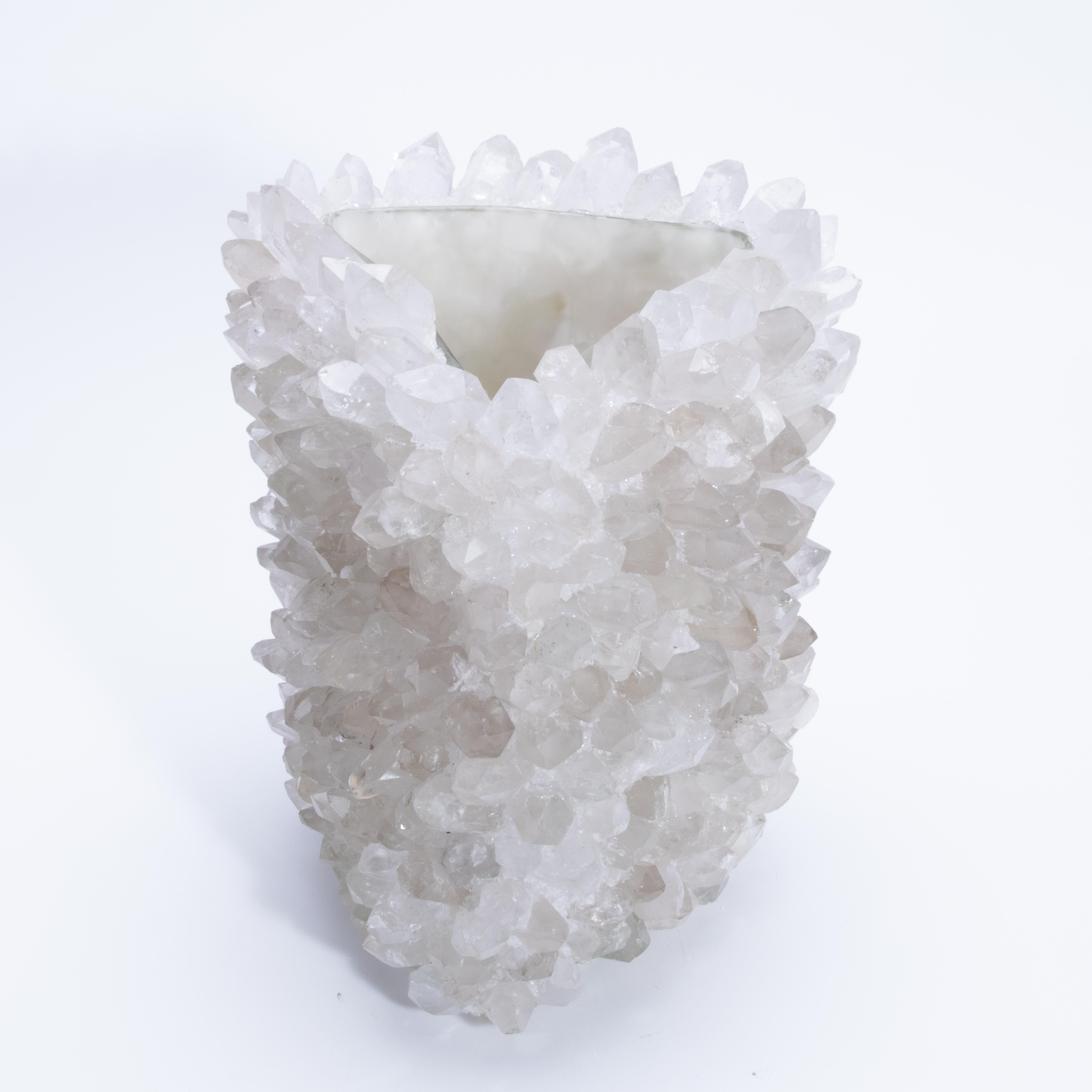 Fatto a mano Vaso Grayson in quarzo chiaro di Kathryn McCoy in vendita