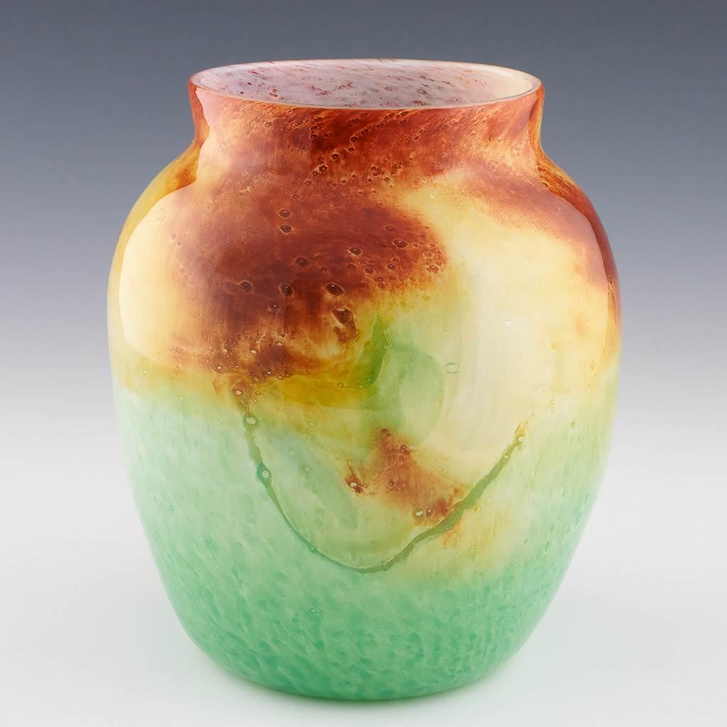 Titolo : Vaso in vetro GrayStan
Data: c1930
Origine : Battersea, Londra, Inghilterra
Caratteristiche della ciotola: Sfumature di verde, giallo e rosso-marrone.
Marchi : Firmato: Gray Stan British alla base
Tipo : Piombo
Dimensioni: 23,2 cm di
