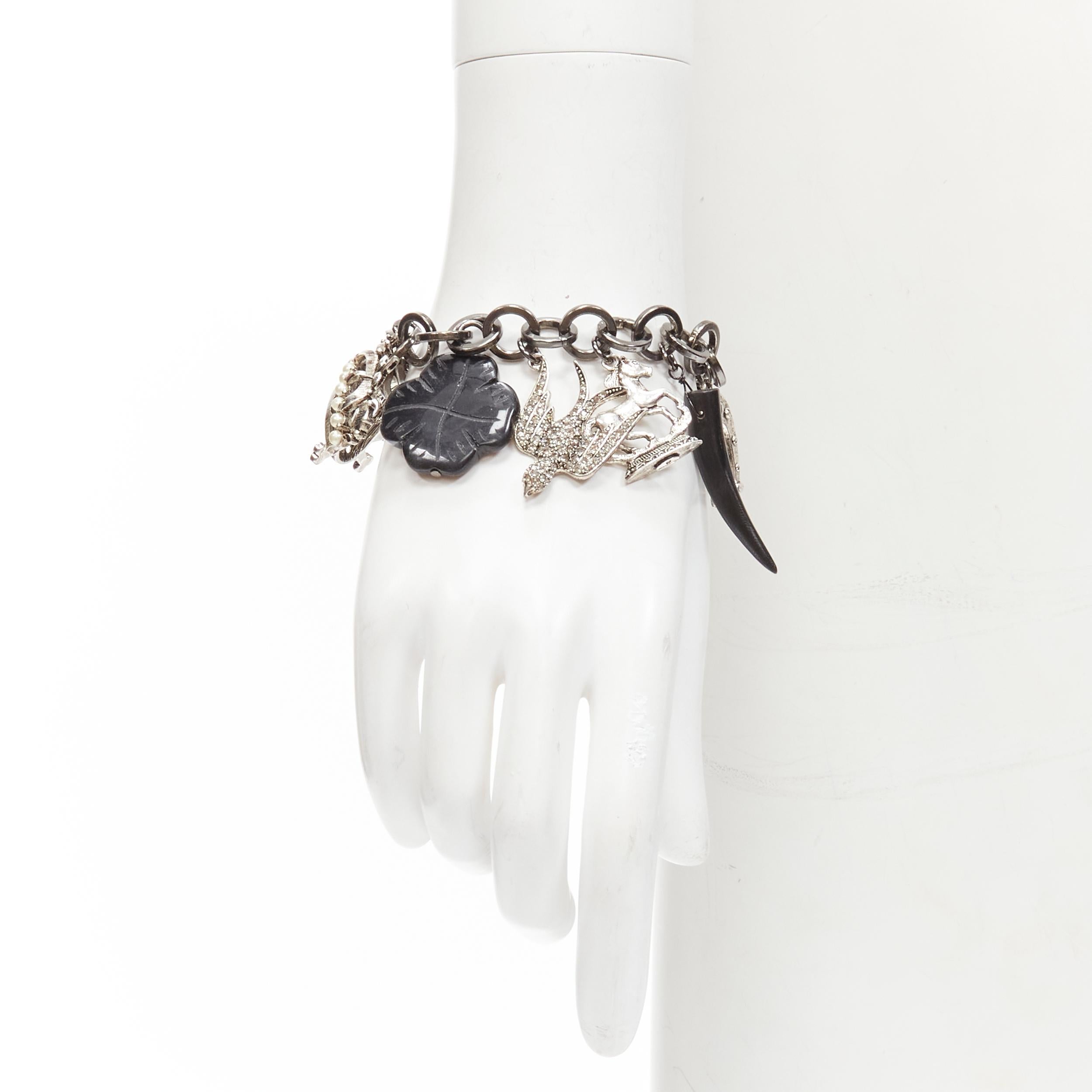 GRAZIANO bracciale con ciondolo a catena in argento nero con teschio e corona punk rock
Riferimento: ANWU/A00287
Marchio: Graziano
Dettagli extra: Ciondoli a forma di ape, rondine di cristallo, cavallo e avorio.

CONDIZIONE:
Condizioni: Molto bene,