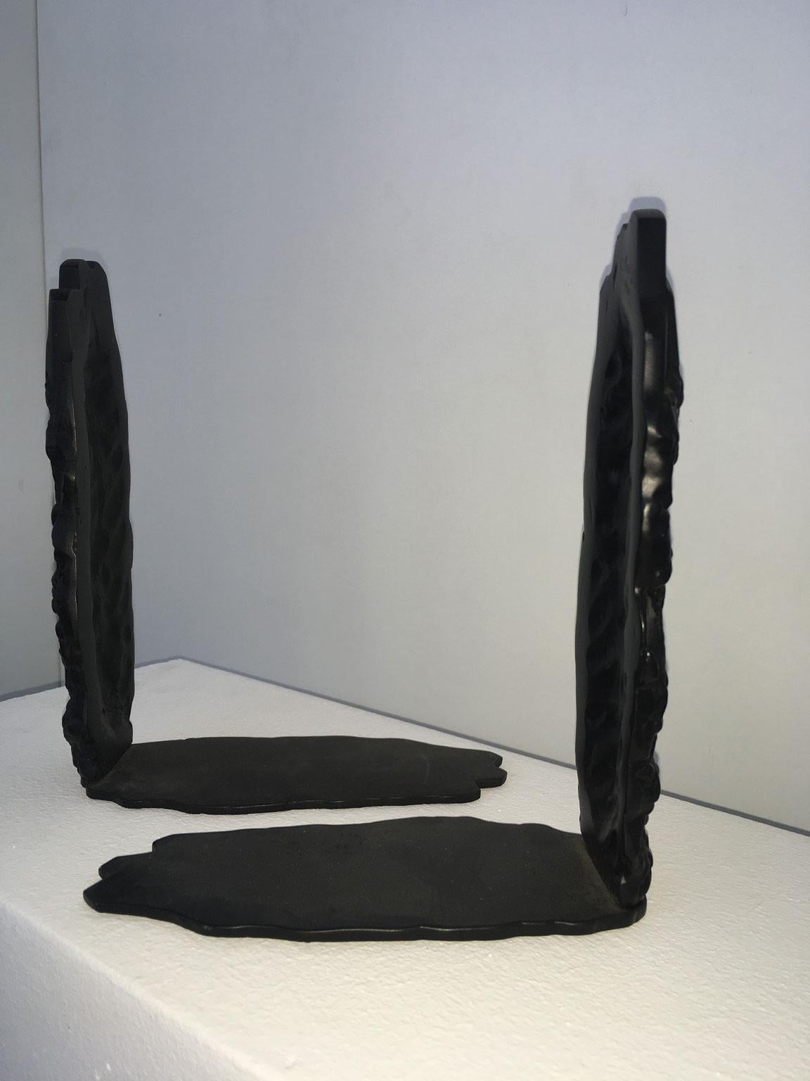 Postmoderne schwarze abstrakte Skulptur aus Bronze, Italien, 1980  Graziano Pompili-Buchstütze im Angebot 7