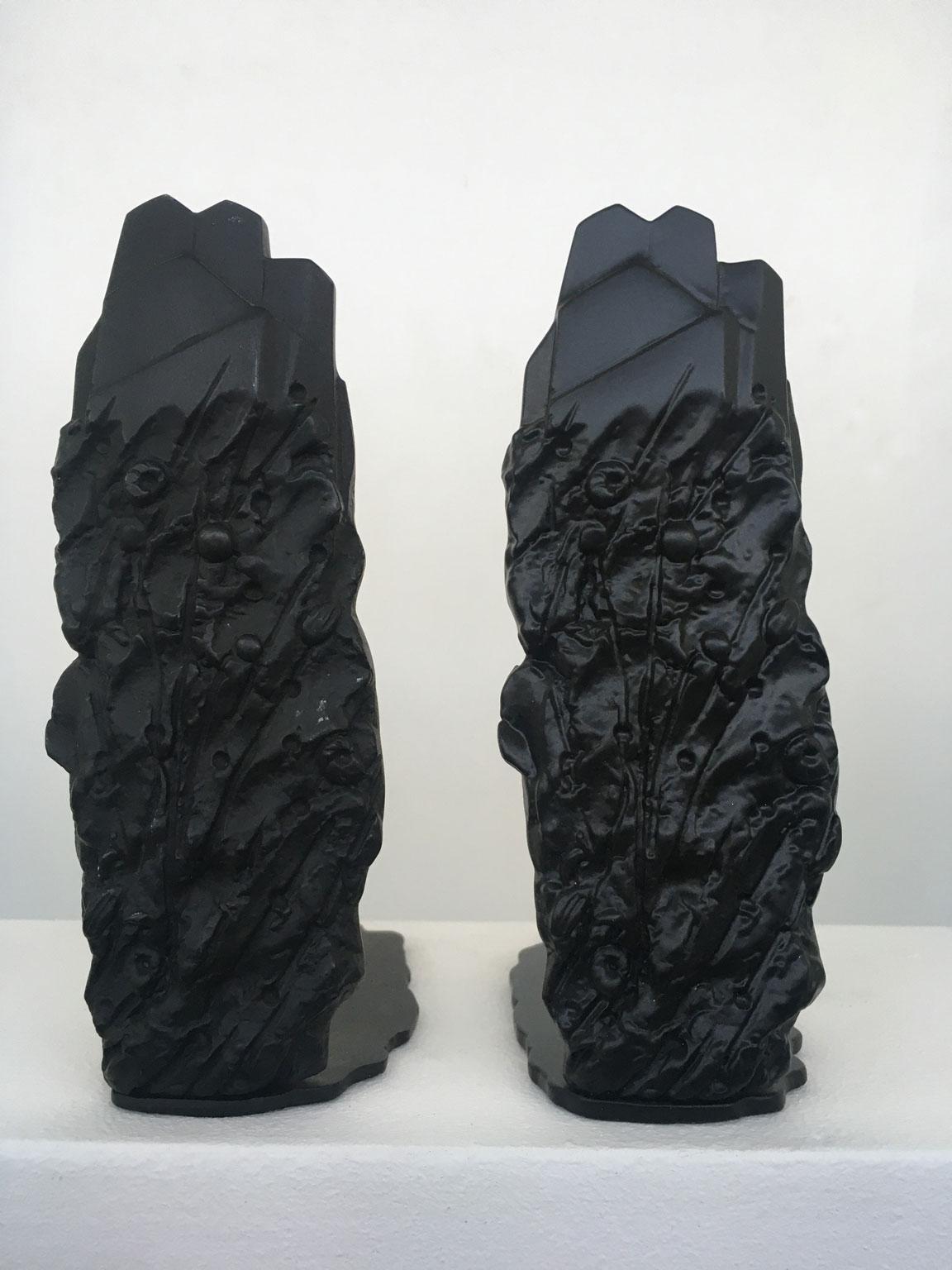 Cette sculpture abstraite en bronze, intense et attachante, est un multiple en édition limitée non numérotée, laquée en noir.
Le titre est "Paesaggio con ombra" traduit en "Paysage avec ombre".
Ces bronzes peuvent servir de serre-livres. L'ombre est