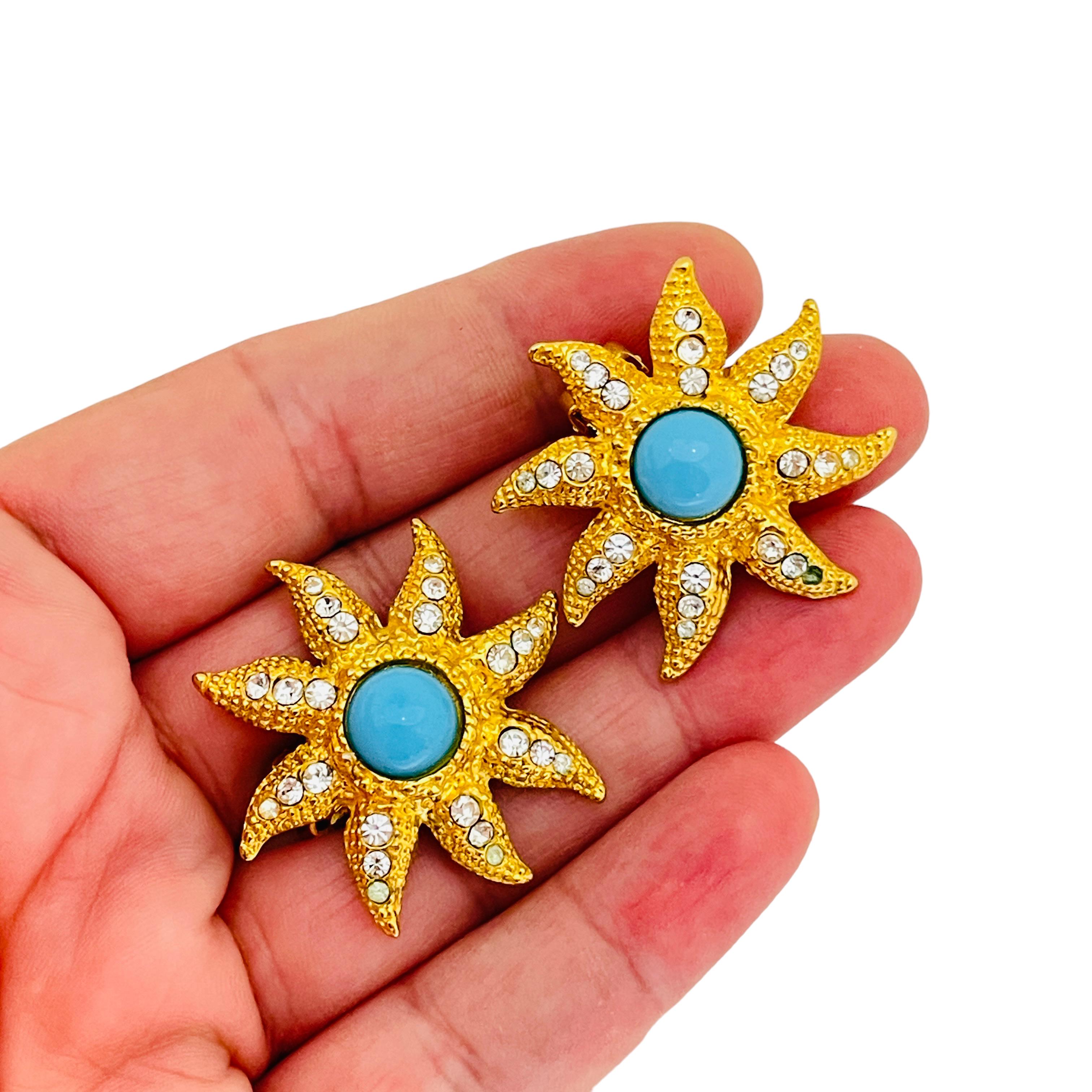 DETAILS

- • unterzeichnet GRAZIANO

- • Goldton mit Kunststeinen

- • Vintage-Designer-Ohrringe  

MASSNAHMEN  

- • 

CONDIT

- •  sehr guter Vintage-Zustand mit minimalen Gebrauchsspuren 

 Sku 33

❤️❤️   VINTAGE-DESIGNER-SCHMUCK   ❤️❤️

❤️❤️ 