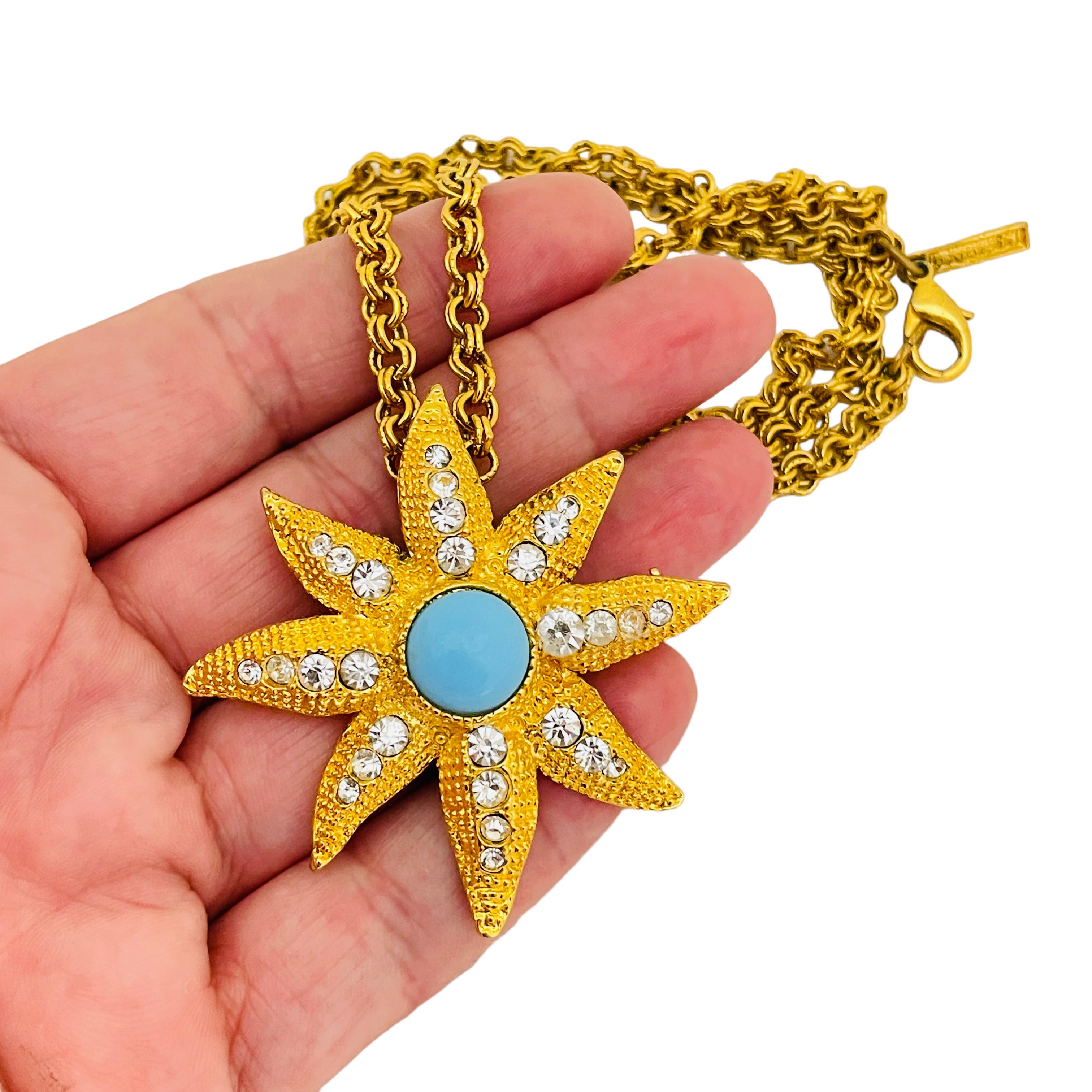 DETTAGLI

- firmato GRAZIANO

- tono oro con pietre finte

- spilla per collana vintage di design  

MISURE  

- 

CONDIZIONE

-  ottime condizioni vintage con minimi segni di usura 

 Sku 33

❤️❤️   GIOIELLI DI DESIGN VINTAGE   ❤️❤️

❤️❤️ 