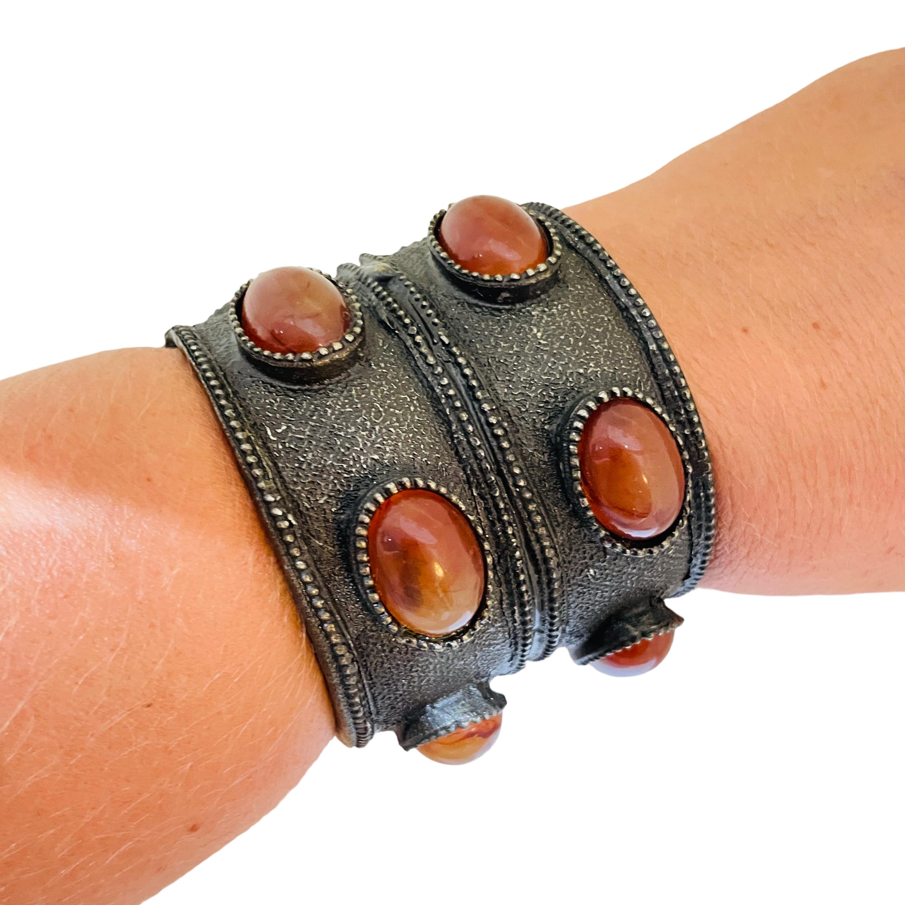 DETAILS

- • unterzeichnet GRAZIANO

- • silberfarben mit Kunststeinen

- • Vintage-Designer-Brosche  

MASSNAHMEN  

- • für Handgelenke bis zu einer Größe von 7,5