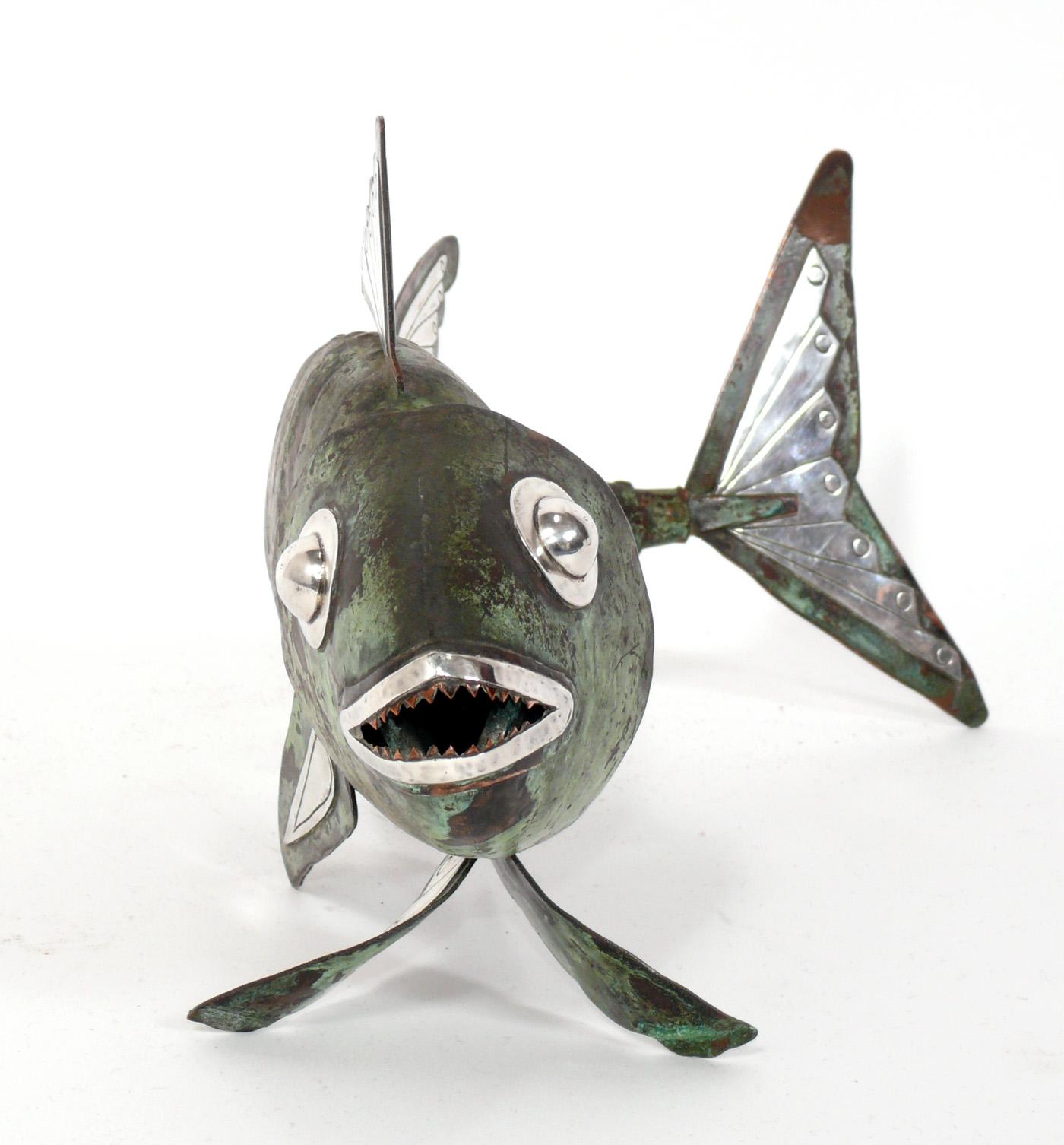 Sculpture de poisson articulé faite à la main, par Graziella Laffi, Pérou, vers les années 1950. Signé, voir dernière photo. Il est fabriqué en cuivre patiné vert-de-gris martelé à la main et en argent sterling. Conserve la chaude patine d'origine.