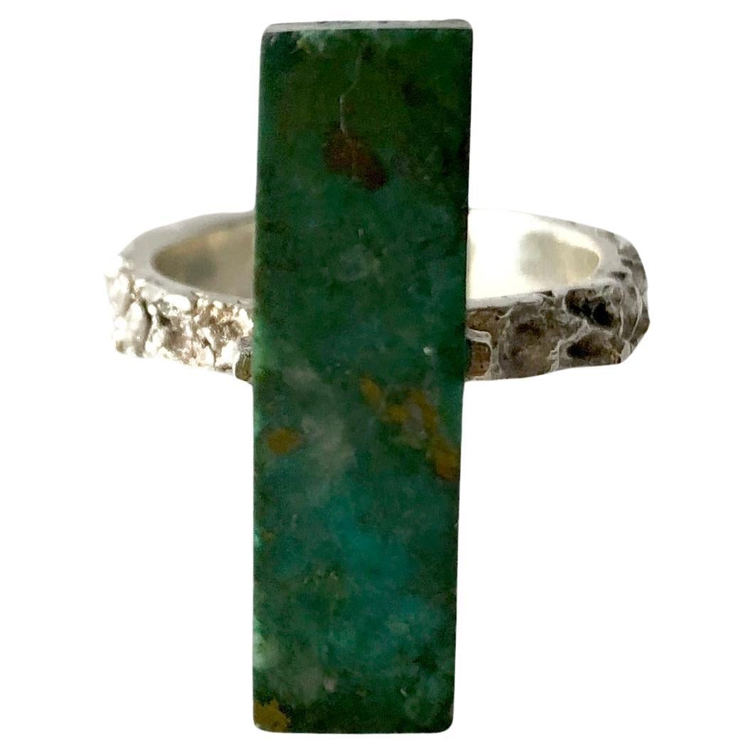 Anillo de plata de ley muy texturada con piedra de malaquita rectangular de seis caras montada sobre una plancha de plata de ley.  El anillo mide 7,5 y está firmado Perú, 925.  En muy buen estado vintage.  