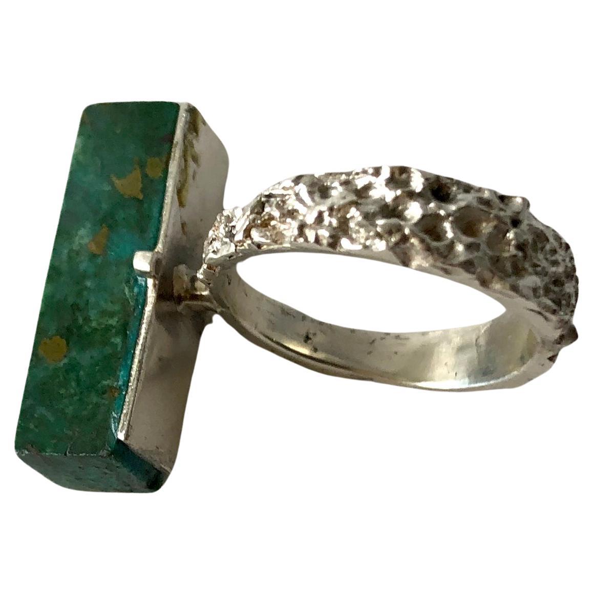 Graziella Laffi Anillo Modernista Peruano de Plata de Ley y Malaquita Hecho a Mano Corte esmeralda en venta