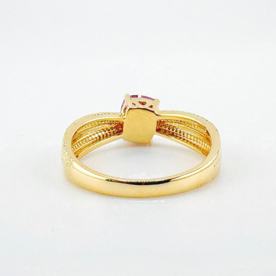 Brilliant Cut GRC Certified 0.94 CT Padparadscha Sapphire Ring with Diamonds For Sale