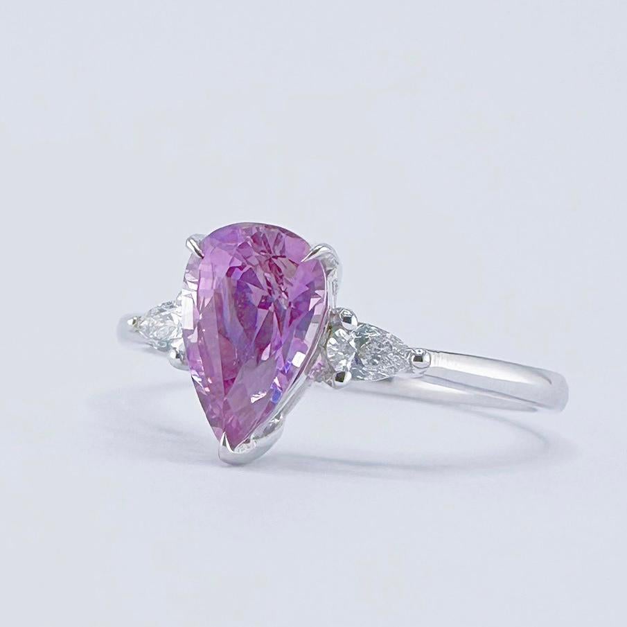 Modern GRC Certified 1.14 CT Intense Purple Sapphire 18K White Gold Ring with Diamond For Sale