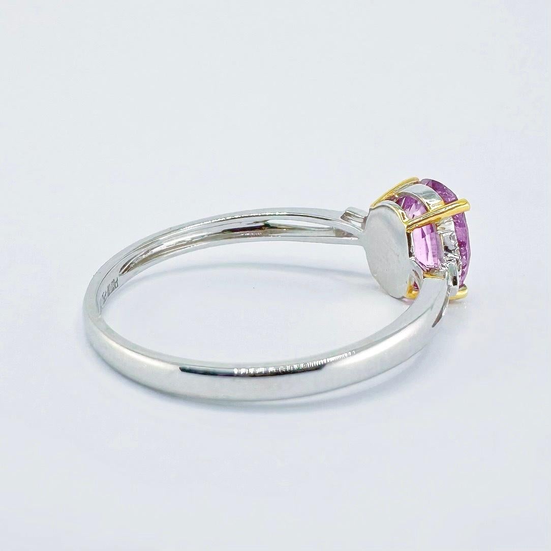 Moderno Anello in oro bianco 18 carati con zaffiro rosa violaceo certificato GRC 1,19 CT e diamanti in vendita