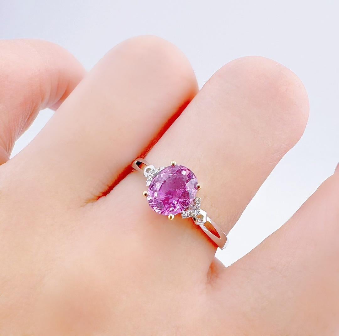 Taglio brillante Anello in oro bianco 18 carati con zaffiro rosa violaceo certificato GRC 1,19 CT e diamanti in vendita