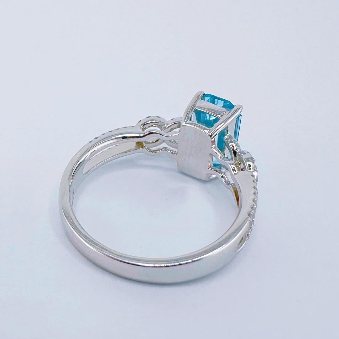 Modern GRC Certified 1.70 CT Aquamarine 18K Gold Ring with Diamonds For Sale