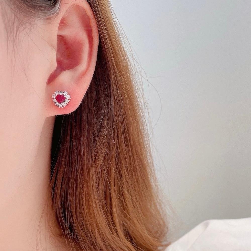 Pendientes de oro blanco de 18 quilates con diamantes y rubí talla corazón certificado GRC

2 Rubíes - 0,74 CT
Diamantes - 0.42 CT
Peso total - 1,89 GM