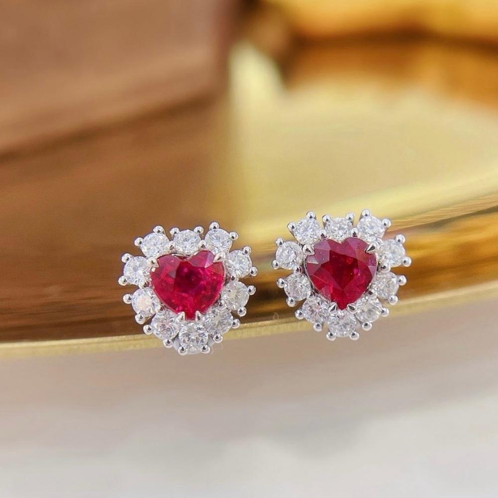 Pendientes de oro blanco de 18 quilates con diamantes y rubí talla corazón certificado GRC Moderno en venta