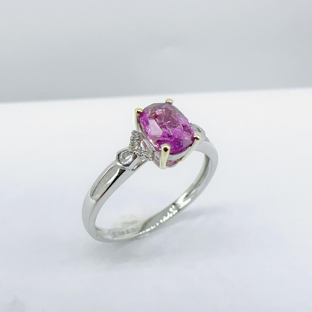 GRC-zertifiziert  18 Karat Weißgold Ring mit unerhitztem 1 Karat lila Saphir und Diamant (Kissenschliff) im Angebot