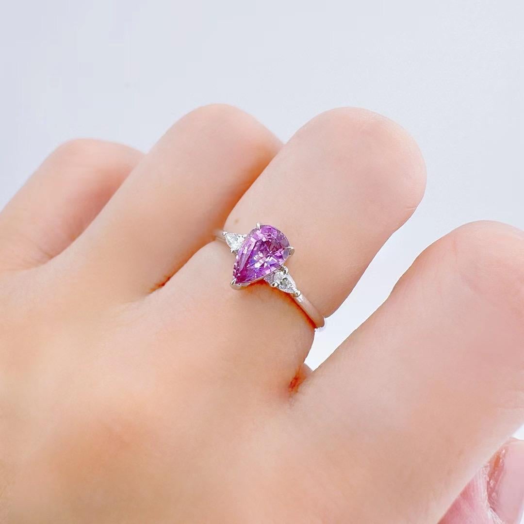 GRC zertifizierter 1,14 Karat unerhitzter lila Saphir Diamantring mit drei Steinen (Tropfenschliff) im Angebot