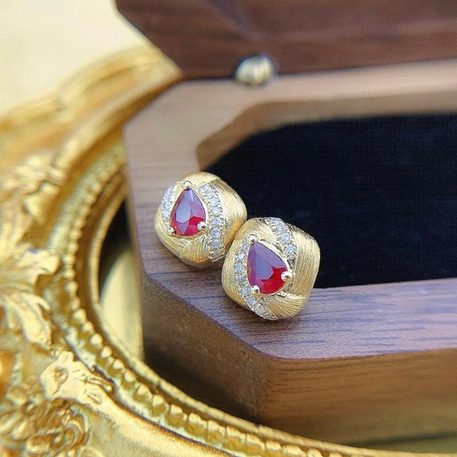GRC Certified 18K Yellow Gold Ruby & Diamond Stud Earrings

2 Rubies - 0.48 CT
Diamonds - 0.08 CT
Total Weight - 1.71 GM

