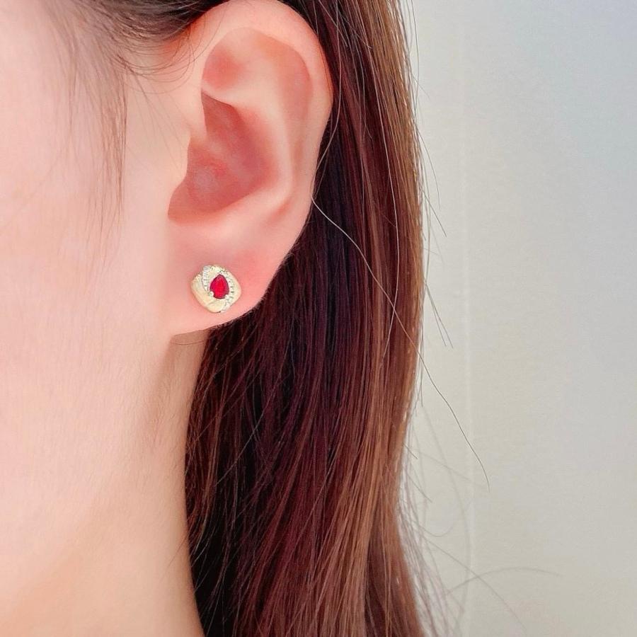 Modern GRC Certified 18K Yellow Gold Ruby & Diamond Gold Carving Stud Earrings For Sale