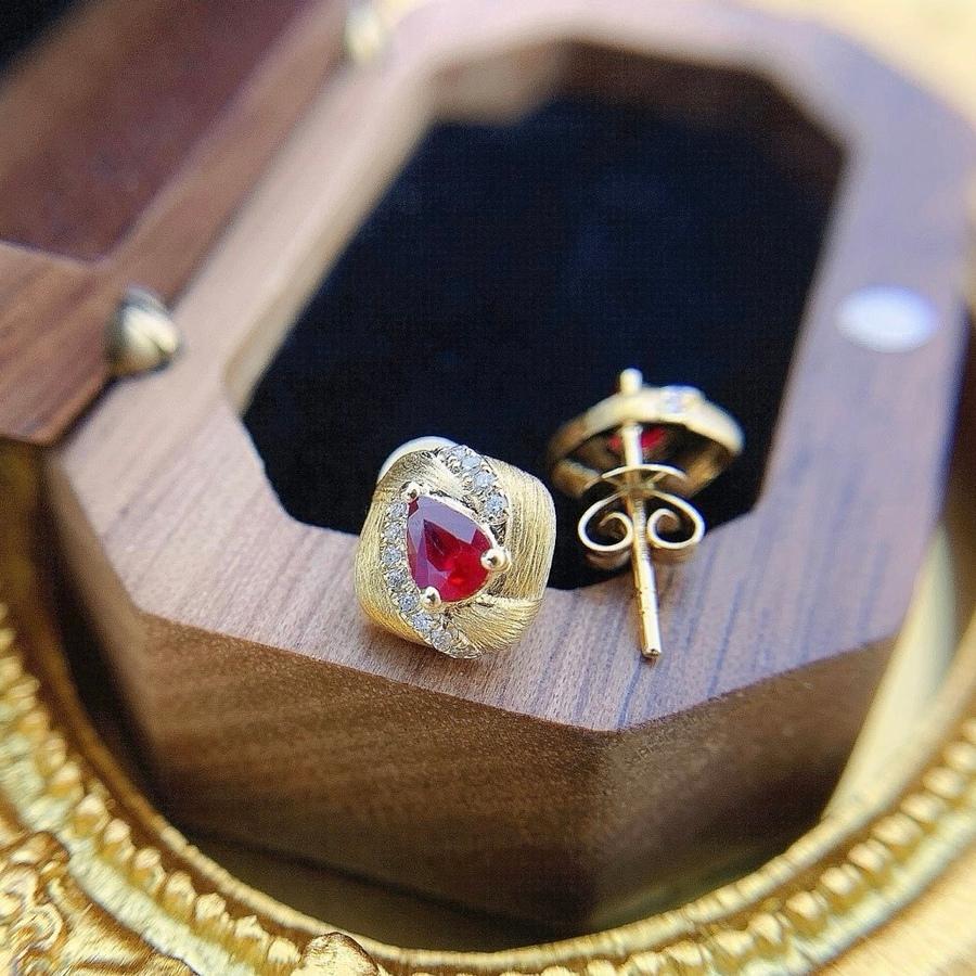 Cushion Cut GRC Certified 18K Yellow Gold Ruby & Diamond Gold Carving Stud Earrings For Sale