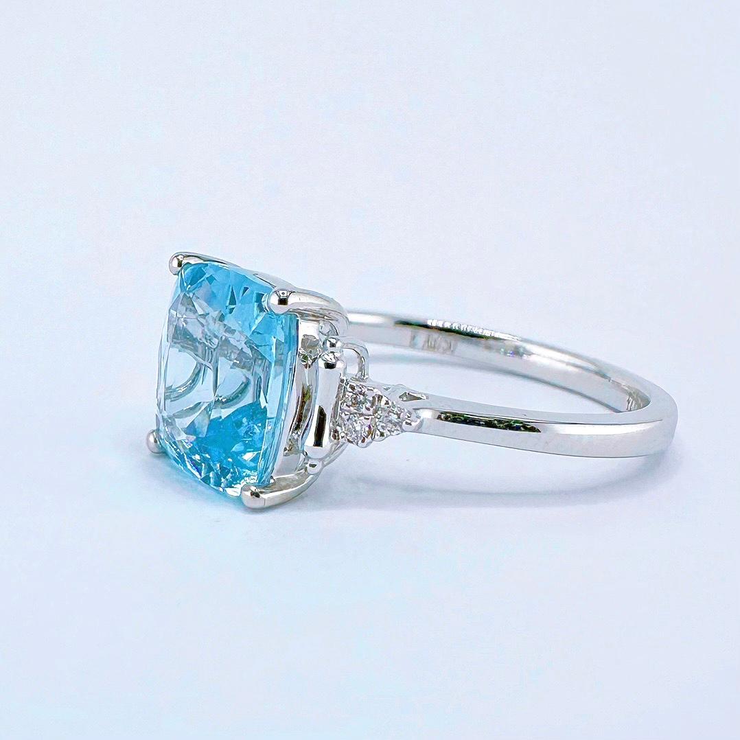 Modern GRC Certified 2.20 CT Intense Blue Aquamarine 18K Gold Ring with Diamonds For Sale