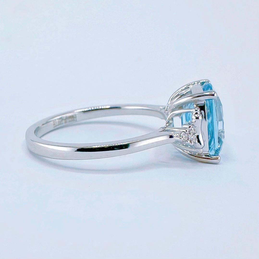 Oval Cut GRC Certified 2.20 CT Intense Blue Aquamarine 18K Gold Ring with Diamonds For Sale