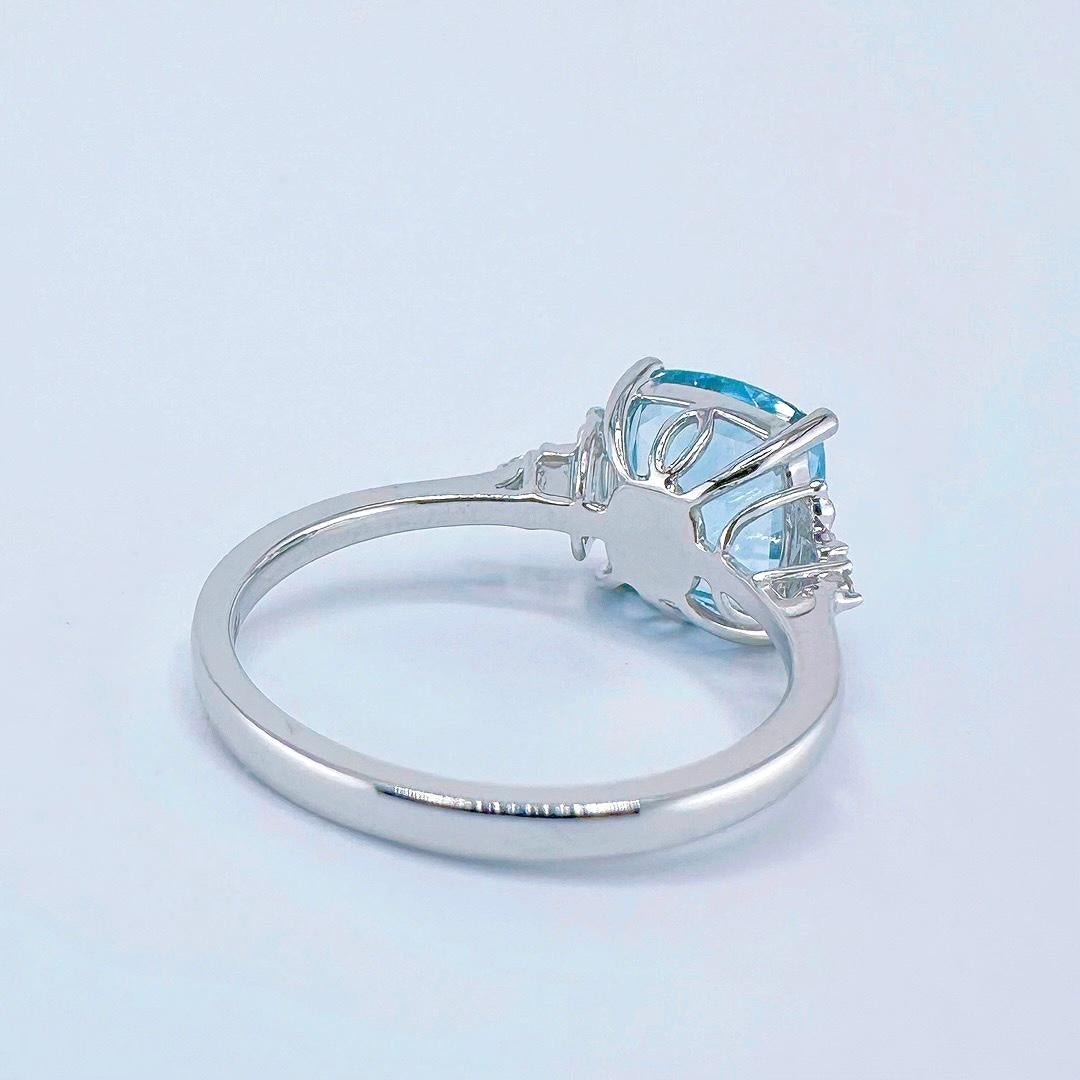 GRC Certified 2.20 CT Intense Blue Aquamarine 18K Gold Ring with Diamonds In New Condition For Sale In Kowloon, HK