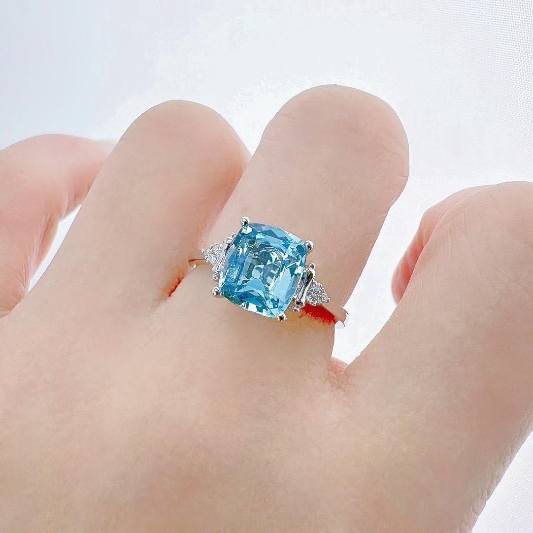 Women's or Men's GRC Certified 2.20 CT Intense Blue Aquamarine 18K Gold Ring with Diamonds For Sale