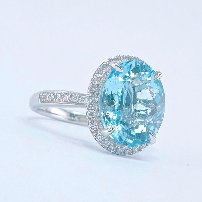 Modern GRC Certified 3.40 CT Intense Blue Aquamarine 18K Gold Cocktail Diamond Ring For Sale