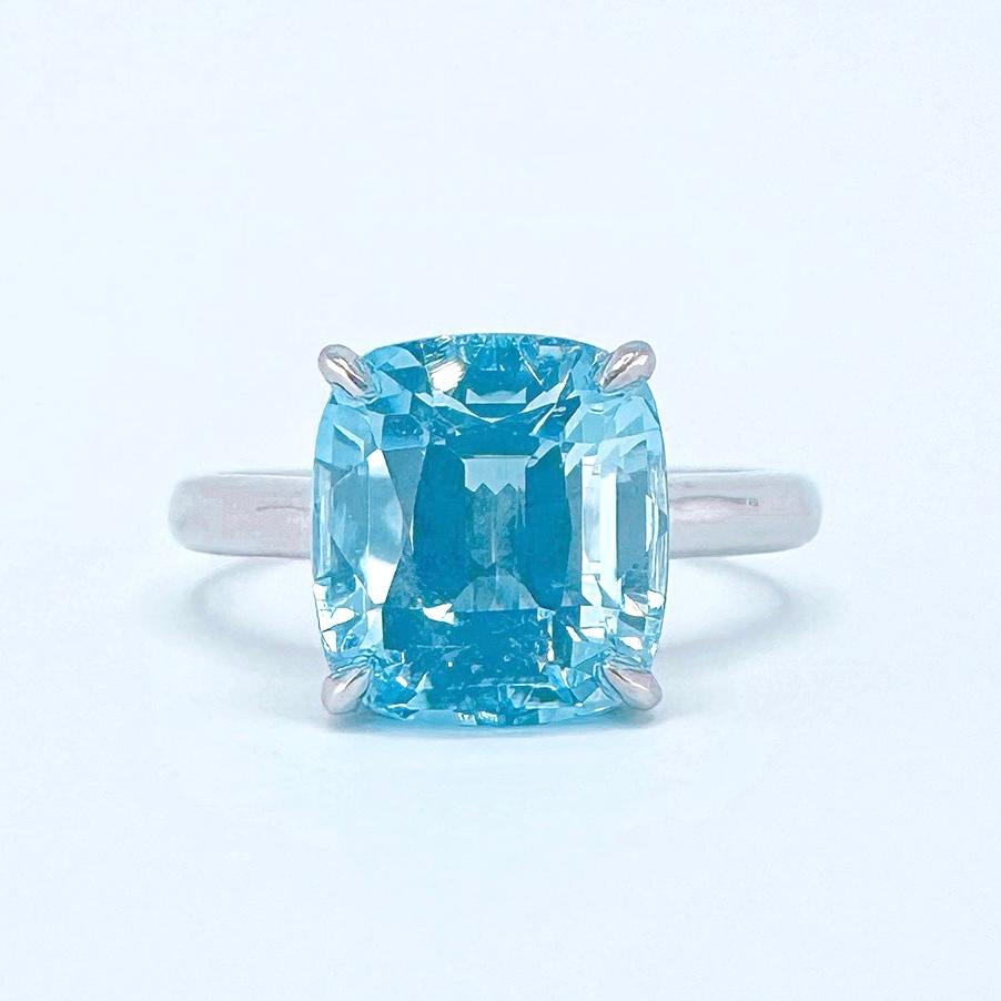 GRC zertifizierter 4,37 CT intensiver blauer Aquamarinring

1 Aquamarin - 4,37 CT
Schliff : Brillant 
Form : Kissen
Farbe : Intensives Blau 

GRC-Zertifizierung beigefügt

18K Gold - 4,28 GM