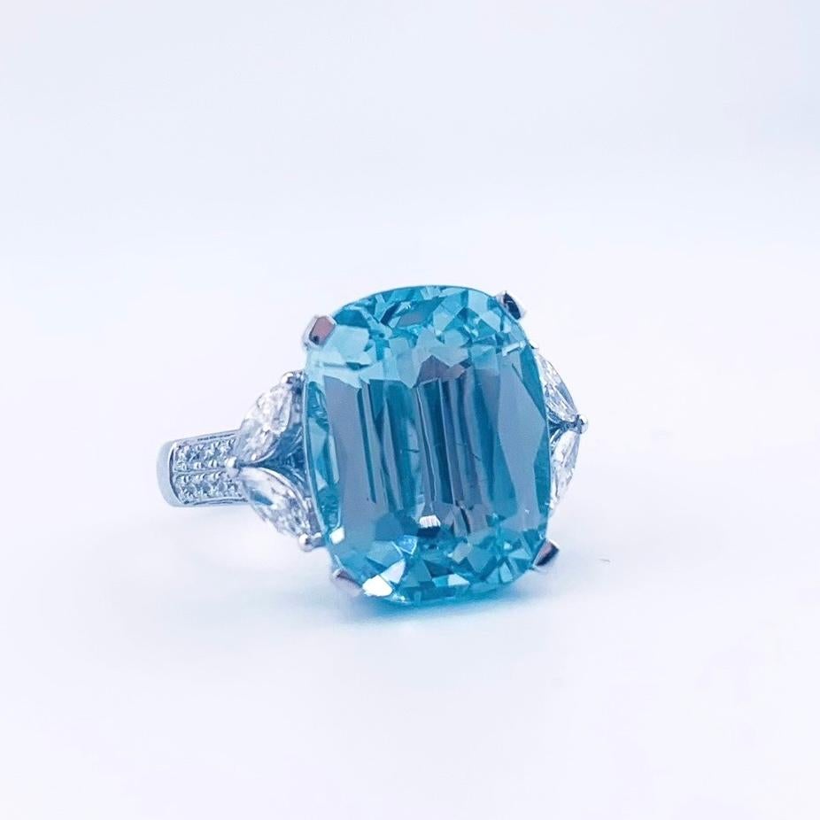 Modern GRC Certified 5.48 CT Aquamarine 18K Gold Cocktail Ring For Sale