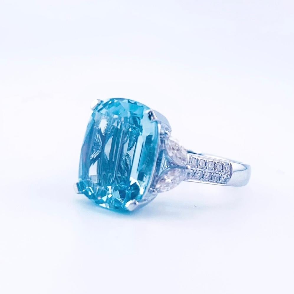 Brilliant Cut GRC Certified 5.48 CT Aquamarine 18K Gold Cocktail Ring For Sale